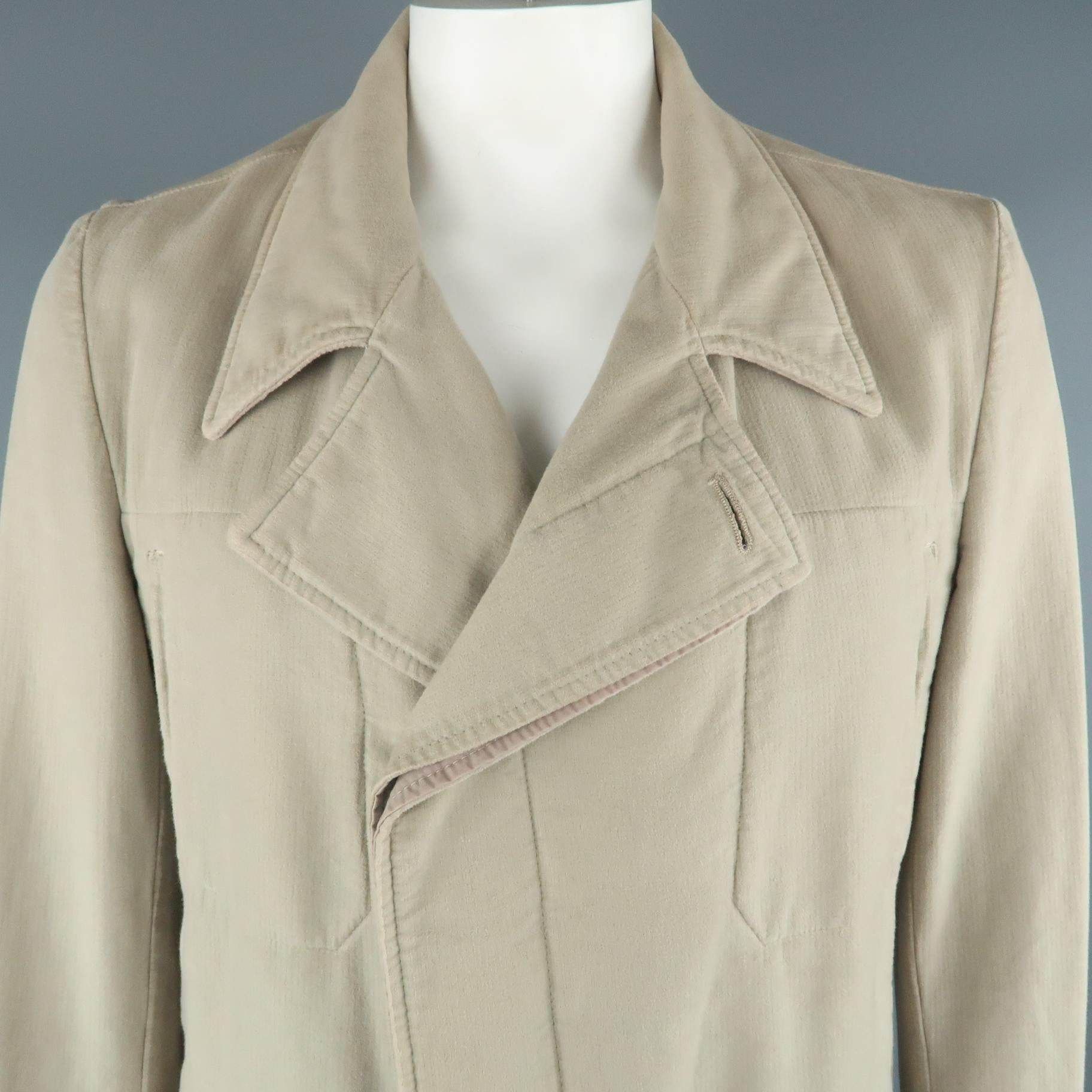 STEPHAN SCHNEIDER Peacoat comes in a khaki tone in a solid cotton material, with a notch lapel, slit pockets, hidden buttons at closure, double breasted. Made in Belgium.
 
Very Good Pre-Owned Condition.
Marked: 5

Measurements:
Shoulder: 17.5