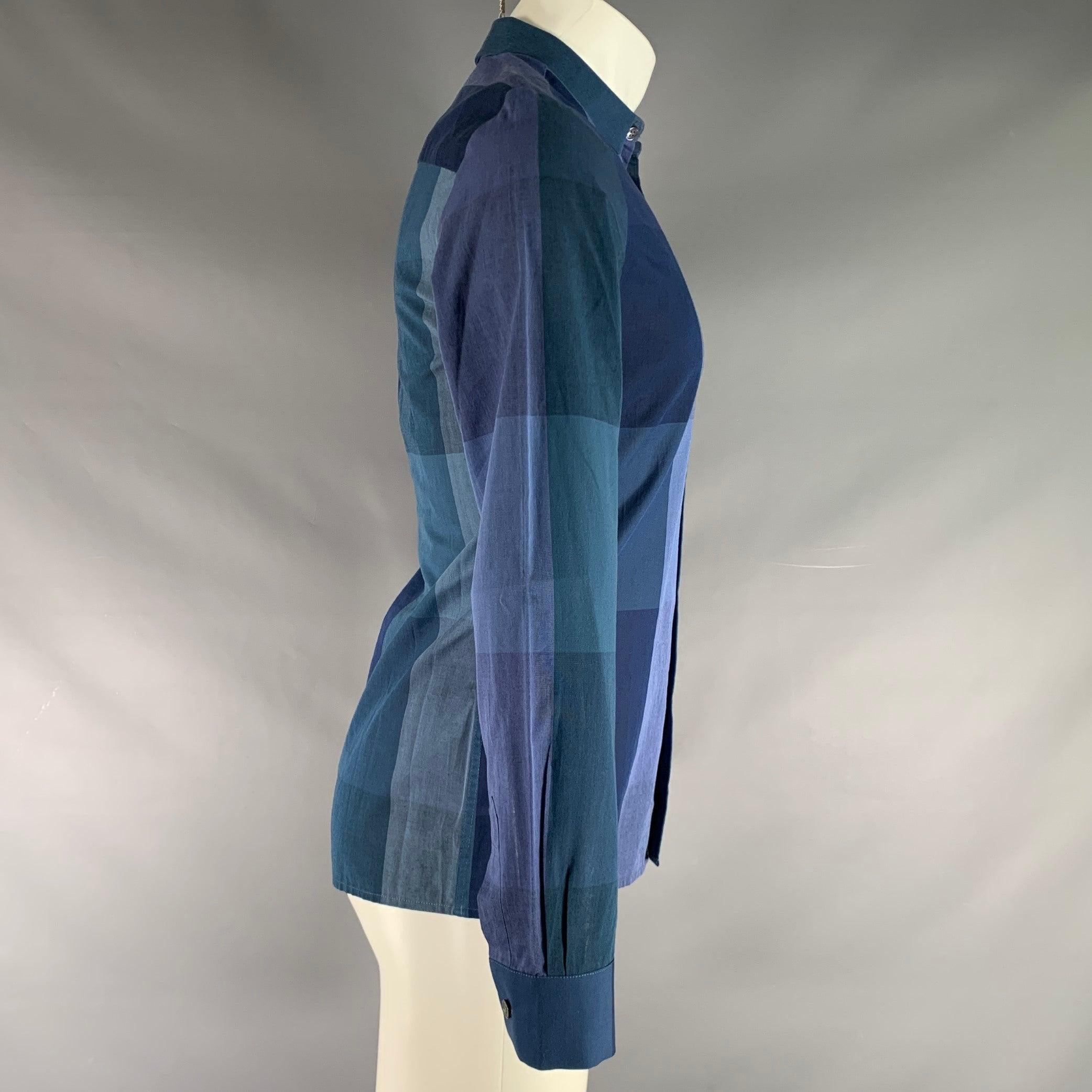 STEPHAN SCHNEIDER long sleeve shirt comes in a blue checkered cotton featuring a spread collar, and a button up closure. Made in Belgium.Very Good Pre-Owned Condition. Signs of wear. 

Marked:   3 

Measurements: 
 
Shoulder: 15.5 inches Chest: 39
