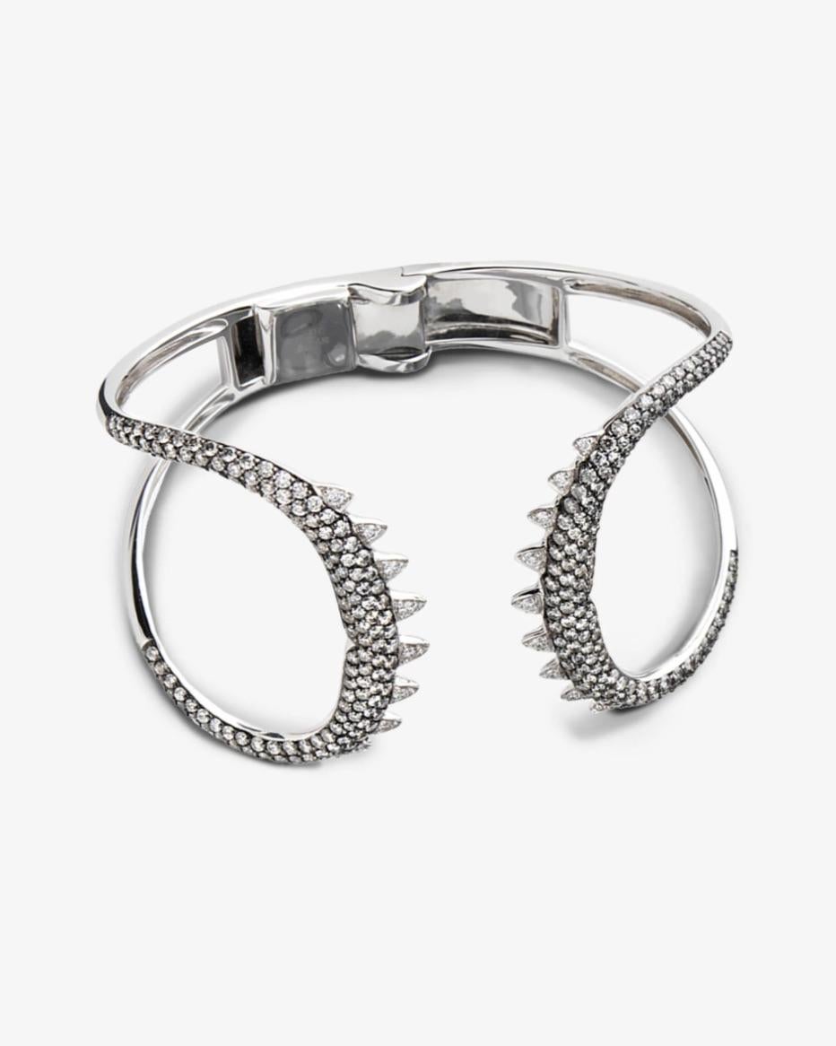 Ce motif audacieux présente des dents étincelantes, comme les mâchoires d'un requin ! Conçu par Stephen Webster, dans le cadre de leur Collection Jewell Verne, ce superbe bracelet contient 306 diamants ronds de taille brillant en argent, sertis en