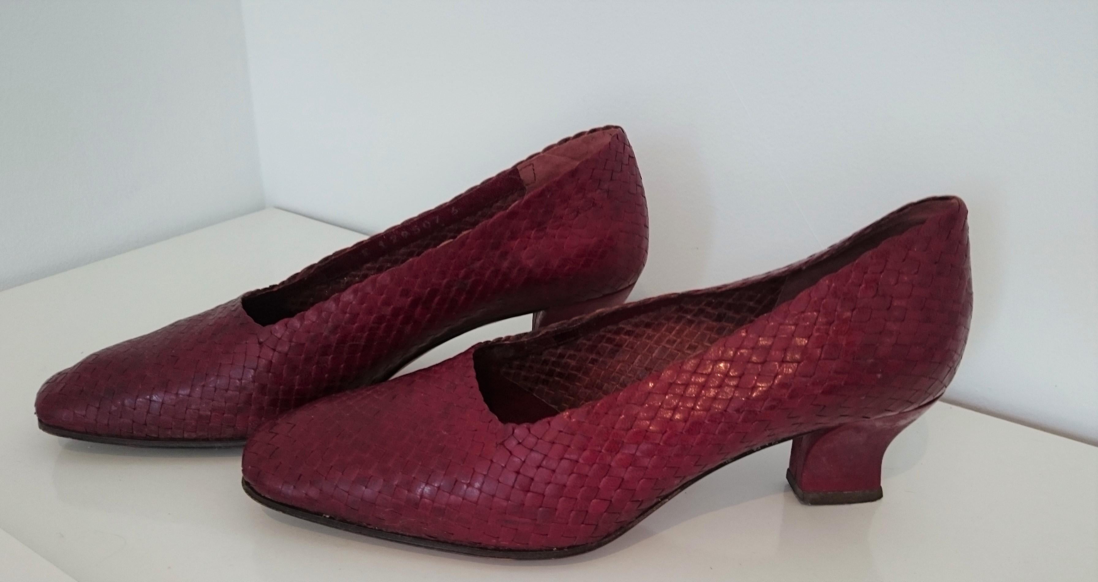 Stephane Kélian Heels with a beautiful and well crafted overlay leather design.
Color: Bordeaux
Heel height: 5 cm
Size: 9
Made in France