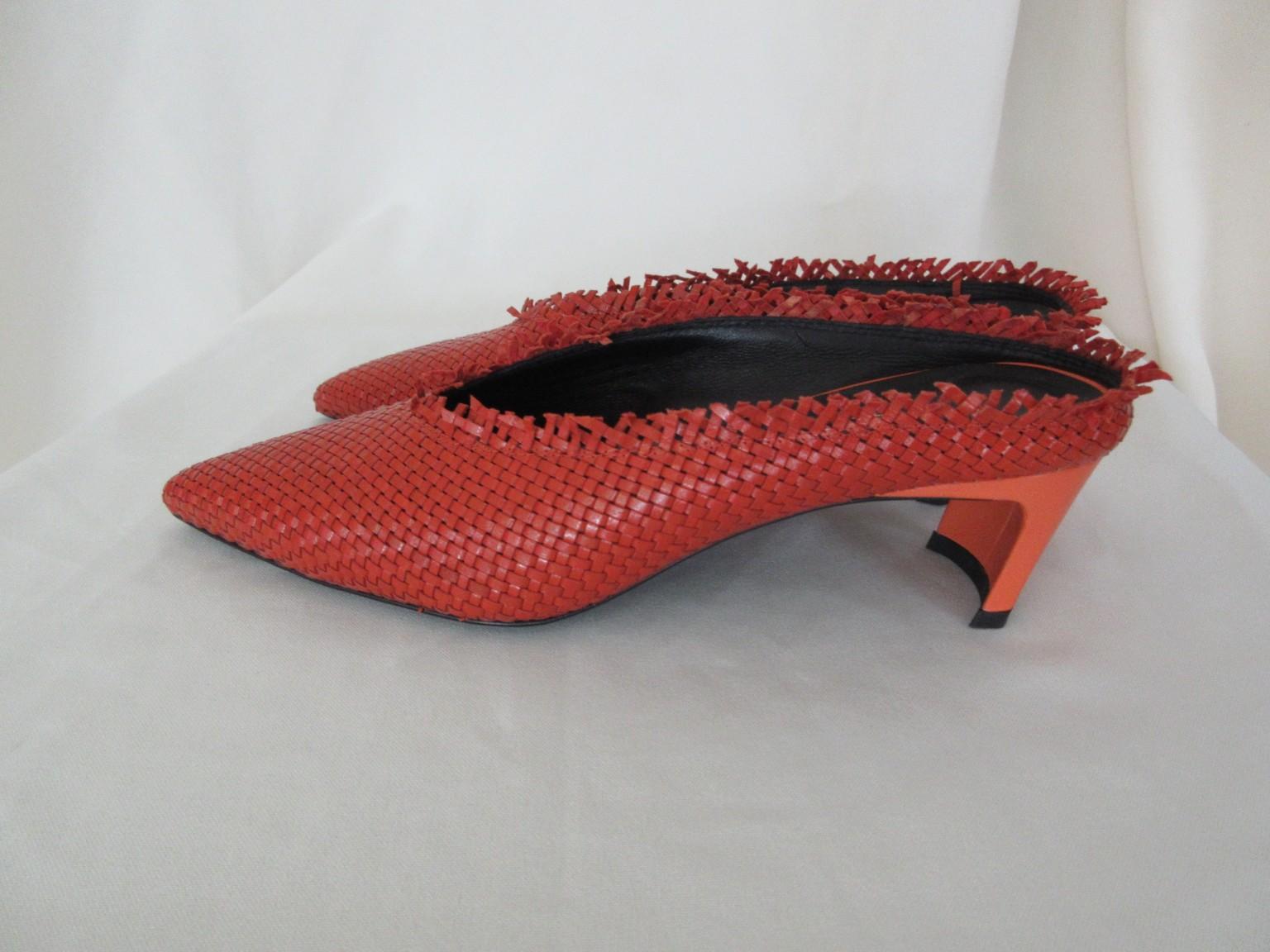 These beautiful Hermes orange mules are new and is easy to wear because of the good size hight of the heel.

We offer more exclusive items, view our frontstore

Details:
Color; Hermes orange
Size heel 5 cm/ 1.96 inch 
Leather lining, leather sole