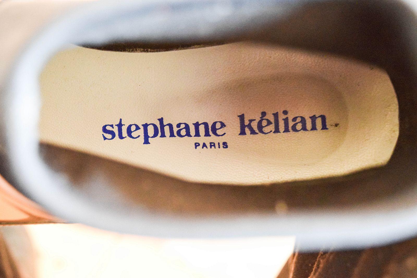 Stephane Kellian shoes Paris
Beige very good condition .with very few scratches.
Black elasticated ankle,
Very stylish pair of that are like ankle boots
Beige Light brown
size 36
Corier services 
Shipping £ 40