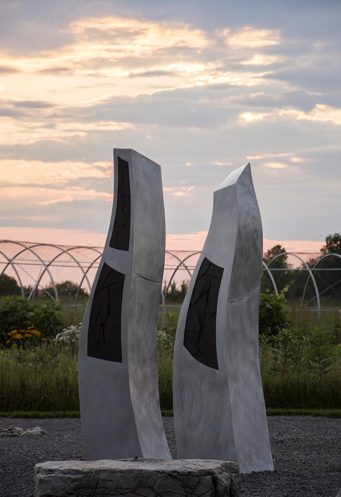 Sculpture d'extérieur en aluminium haute, moderne, abstraite et contemporaine « Bewitched » en vente 2