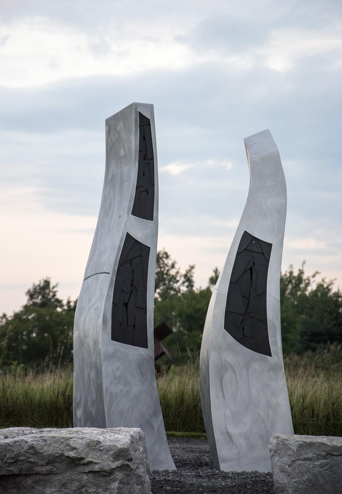 Sculpture d'extérieur en aluminium haute, moderne, abstraite et contemporaine « Bewitched » en vente 3