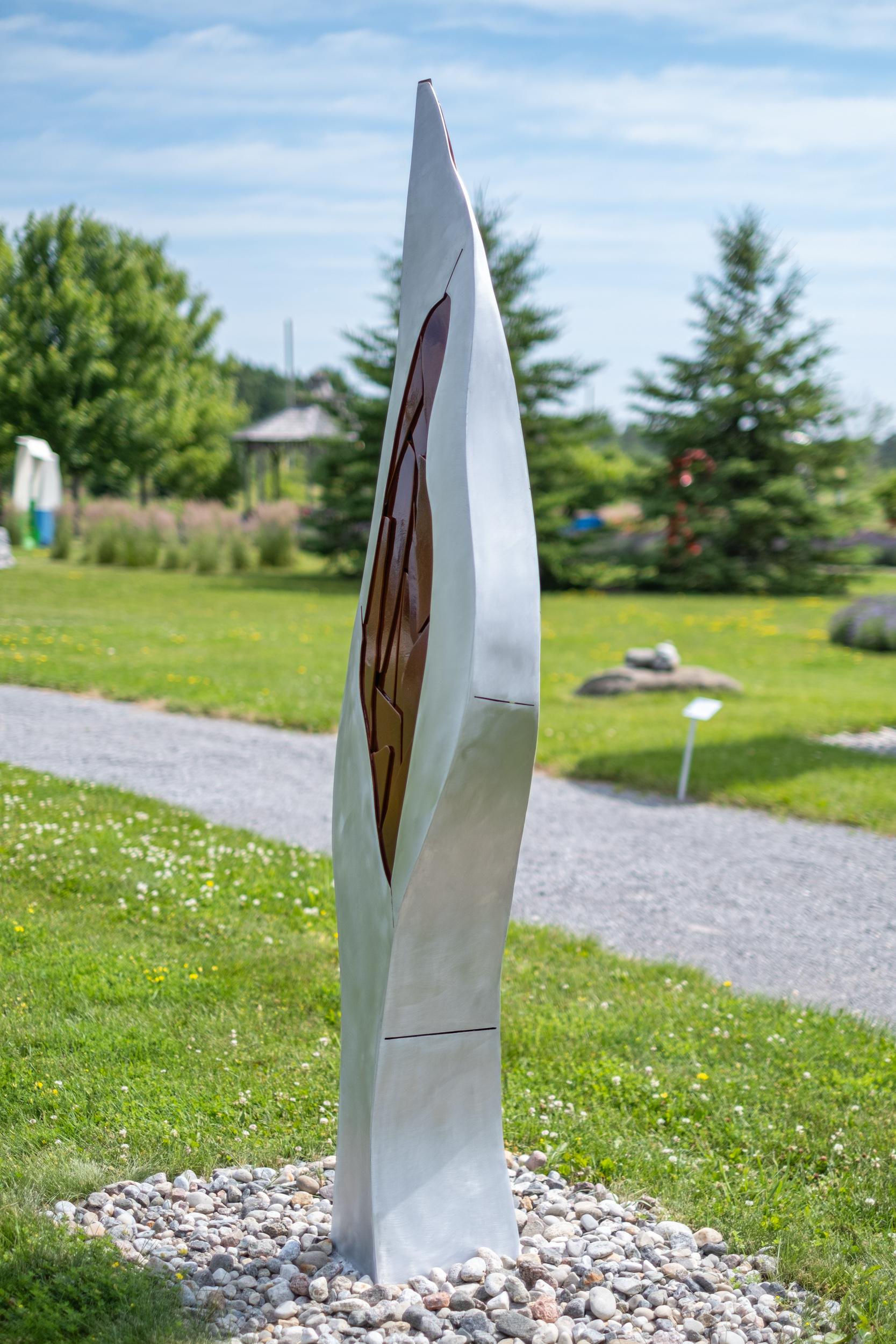 Slender - scultura alta, moderna, astratta, contemporanea, in alluminio per esterni - Abstract Sculpture Grigio di Stephane Langlois