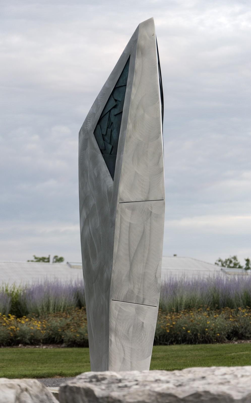Dreieckiges Dreieck – hohe, moderne, abstrakte, zeitgenössische Aluminium-Skulptur für den Außenbereich (Zeitgenössisch), Sculpture, von Stephane Langlois