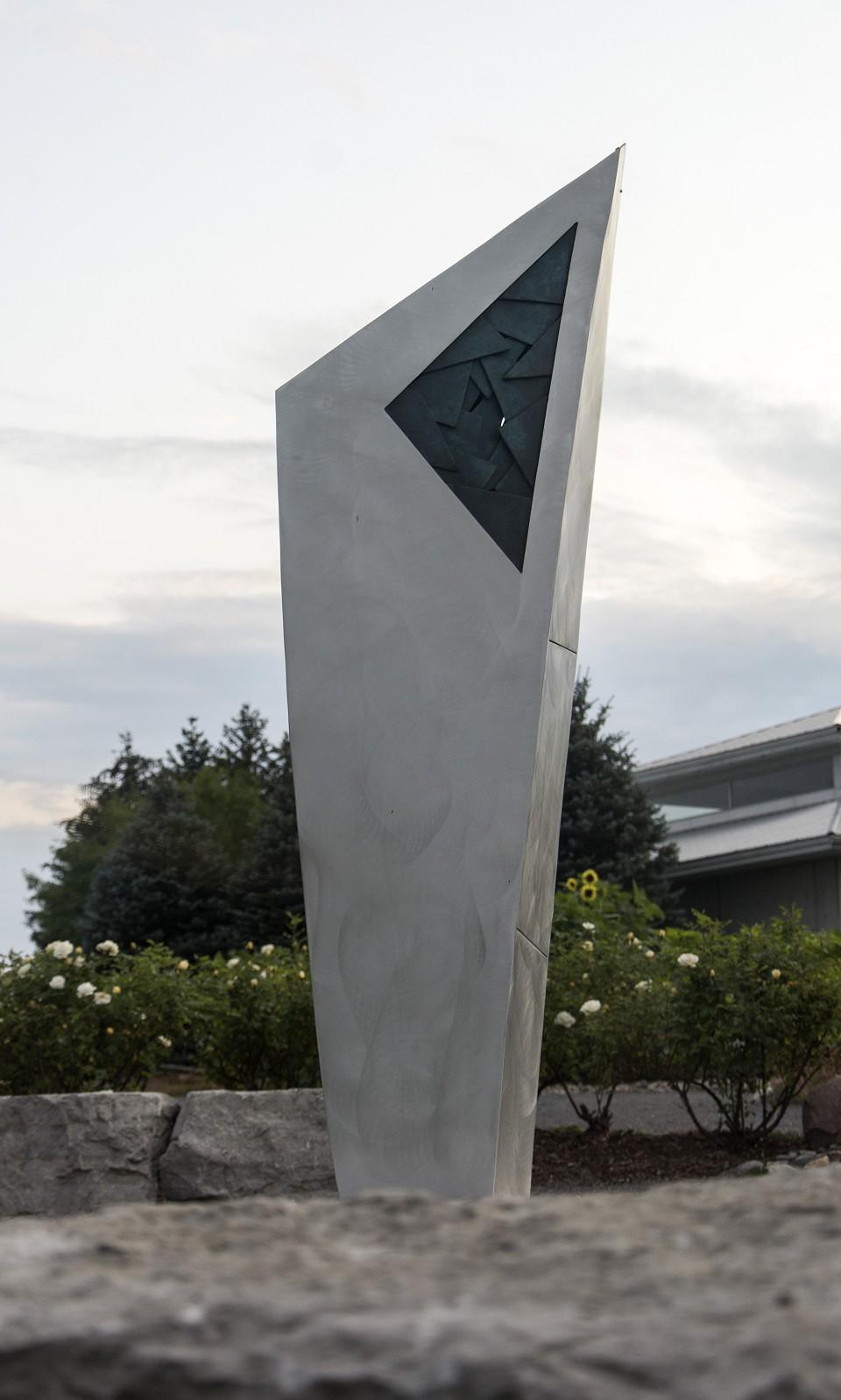 Triangle - sculpture d'extérieur haute, moderne, abstraite, contemporaine en aluminium - Contemporain Sculpture par Stephane Langlois