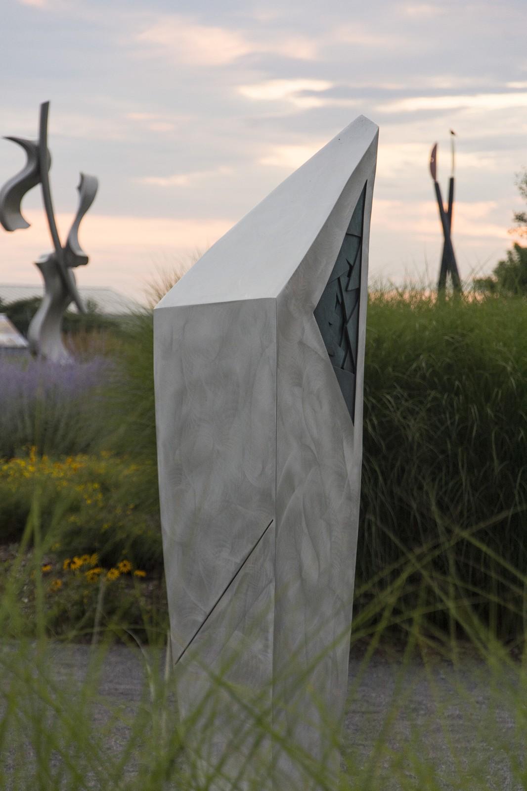 Dreieckiges Dreieck – hohe, moderne, abstrakte, zeitgenössische Aluminium-Skulptur für den Außenbereich im Angebot 1