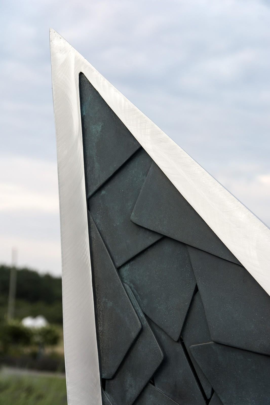 Triangle - sculpture d'extérieur haute, moderne, abstraite, contemporaine en aluminium en vente 1