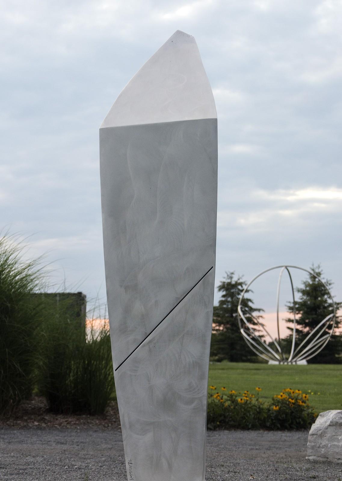 Dreieckiges Dreieck – hohe, moderne, abstrakte, zeitgenössische Aluminium-Skulptur für den Außenbereich im Angebot 3