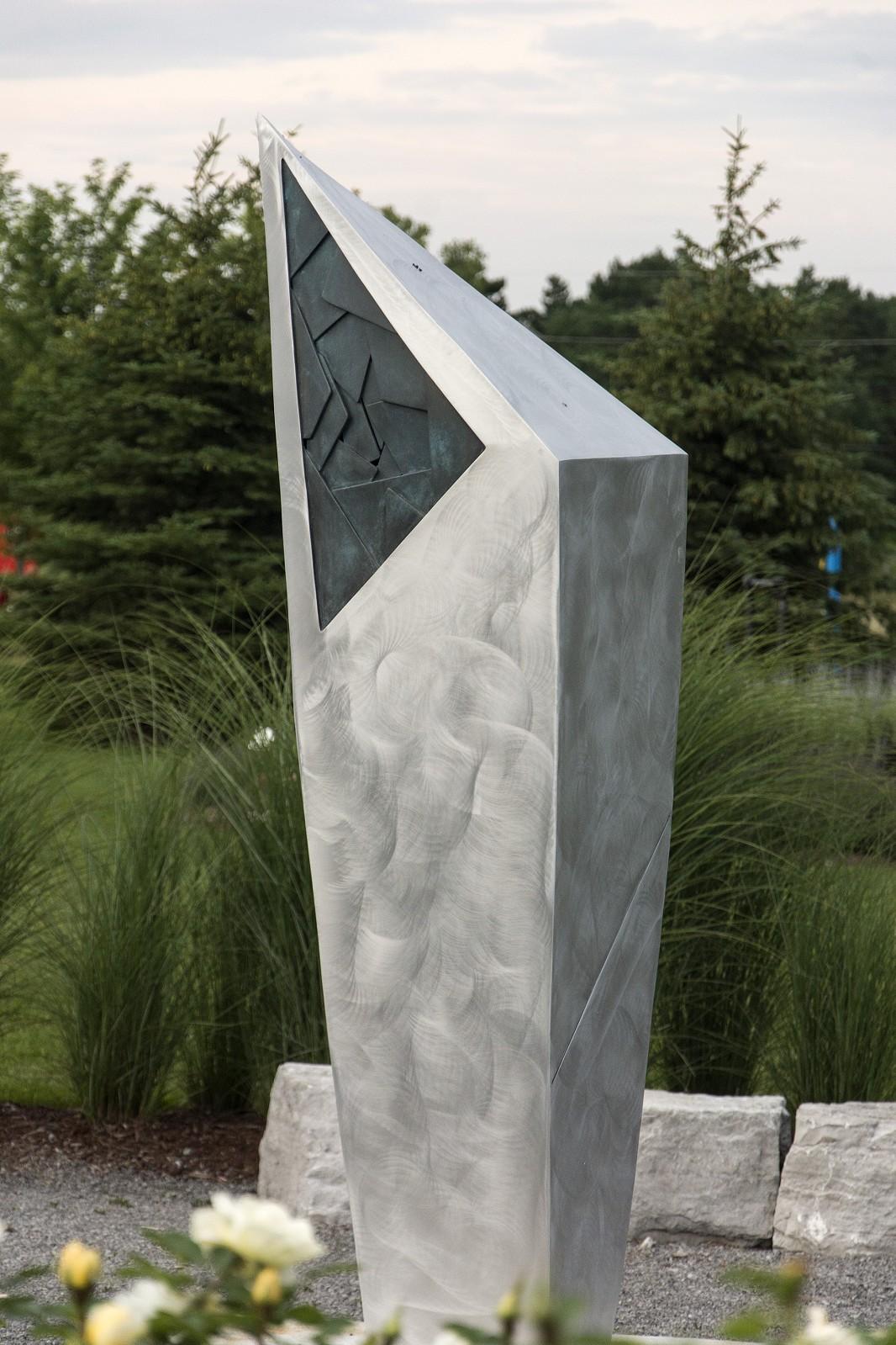 Triangle - sculpture d'extérieur haute, moderne, abstraite, contemporaine en aluminium - Sculpture de Stephane Langlois