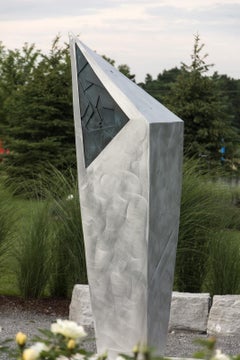 Triangle - sculpture d'extérieur haute, moderne, abstraite, contemporaine en aluminium