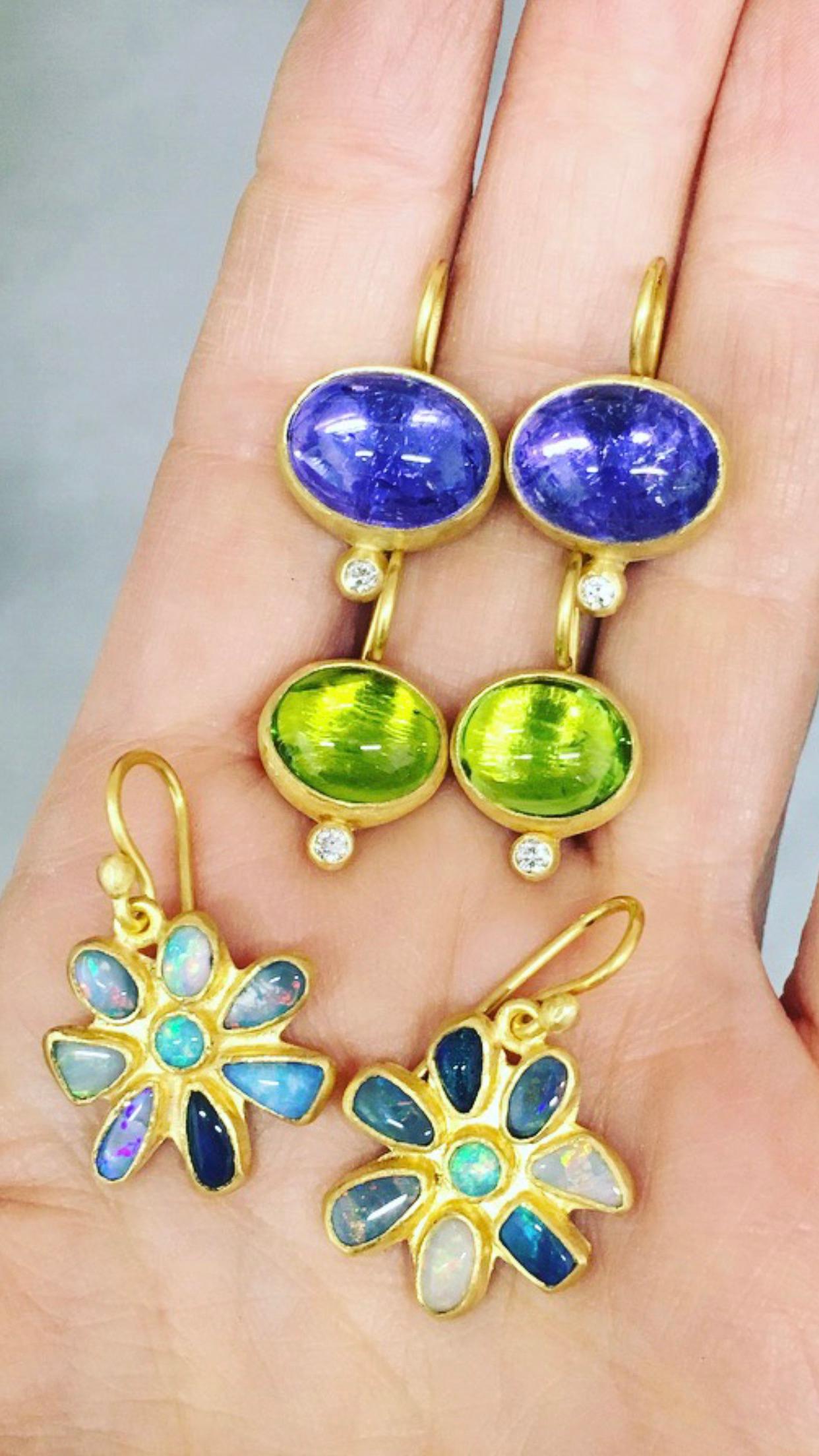 Stephanie Albertson 9.0 Carat 22 Karat Gold and Peridot Diamond Dot Earrings In New Condition In New York, NY