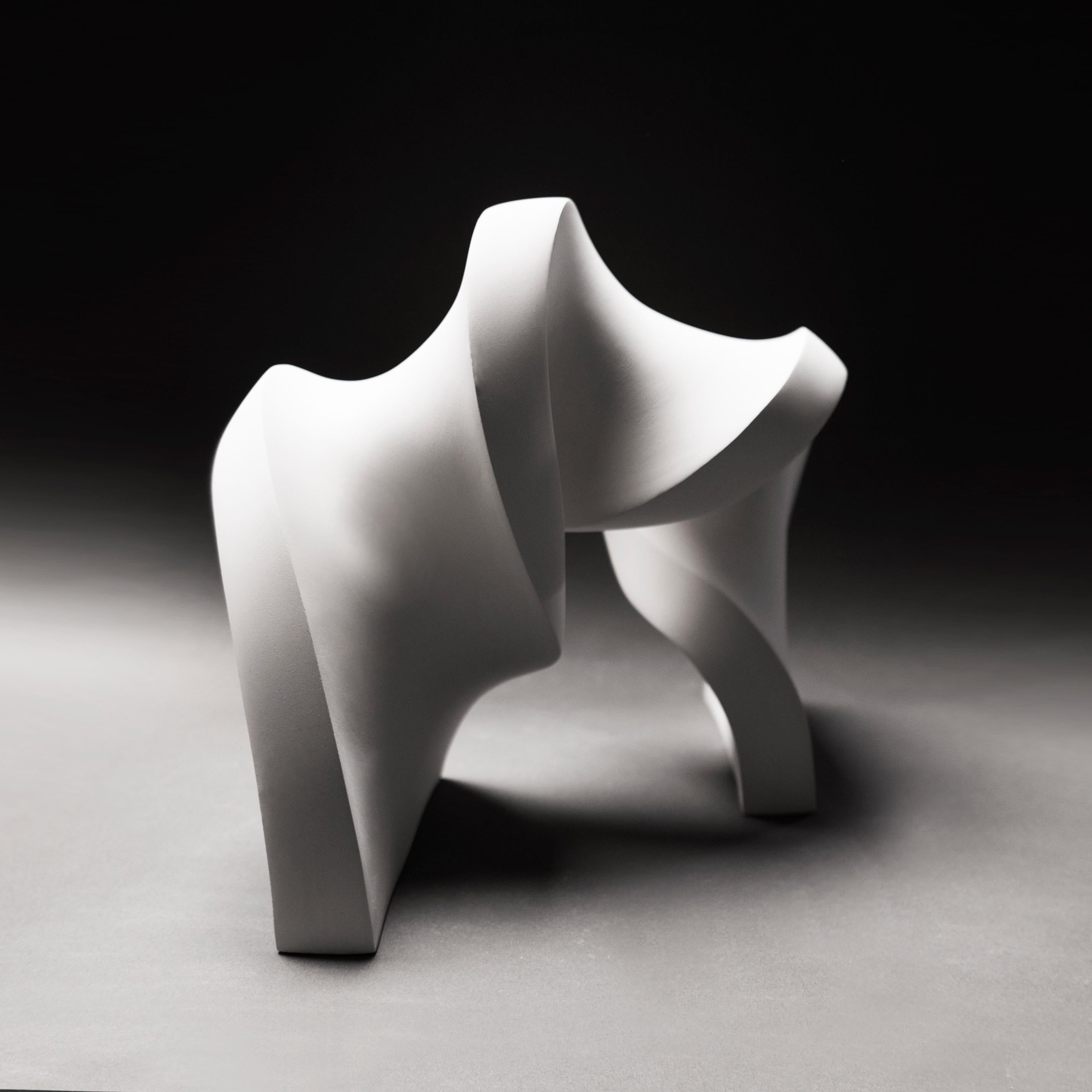 Tortuous (Schwarz), Abstract Sculpture, von Stephanie Bachiero