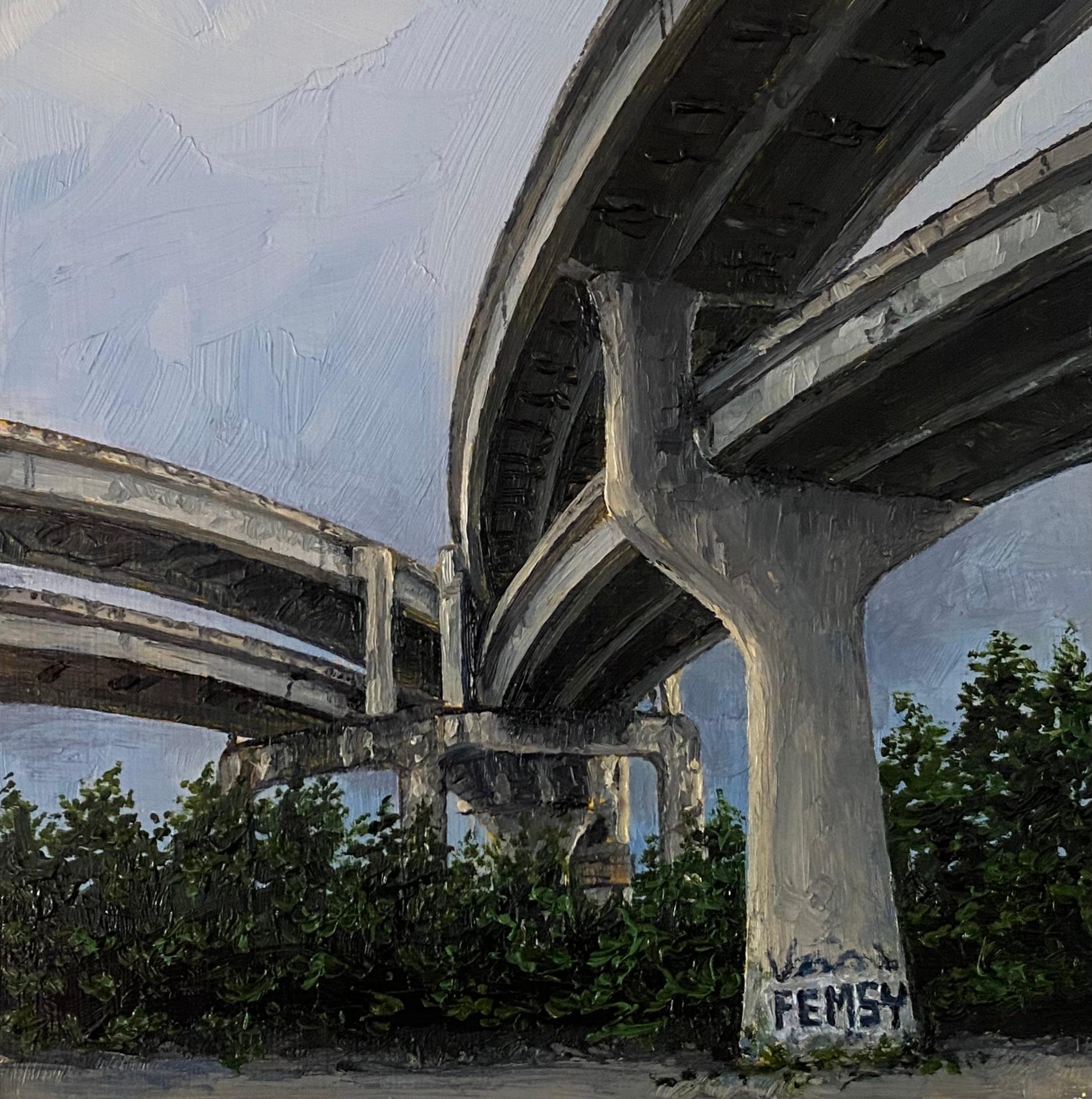 "Raleigh Street" de Stephanie Buer représente plusieurs rues surélevées avec un feuillage dense et des graffitis urbains sur une colonne. 

Stephanie Buer, aujourd'hui installée à Portland, a passé plus de dix ans à observer les paysages urbains de