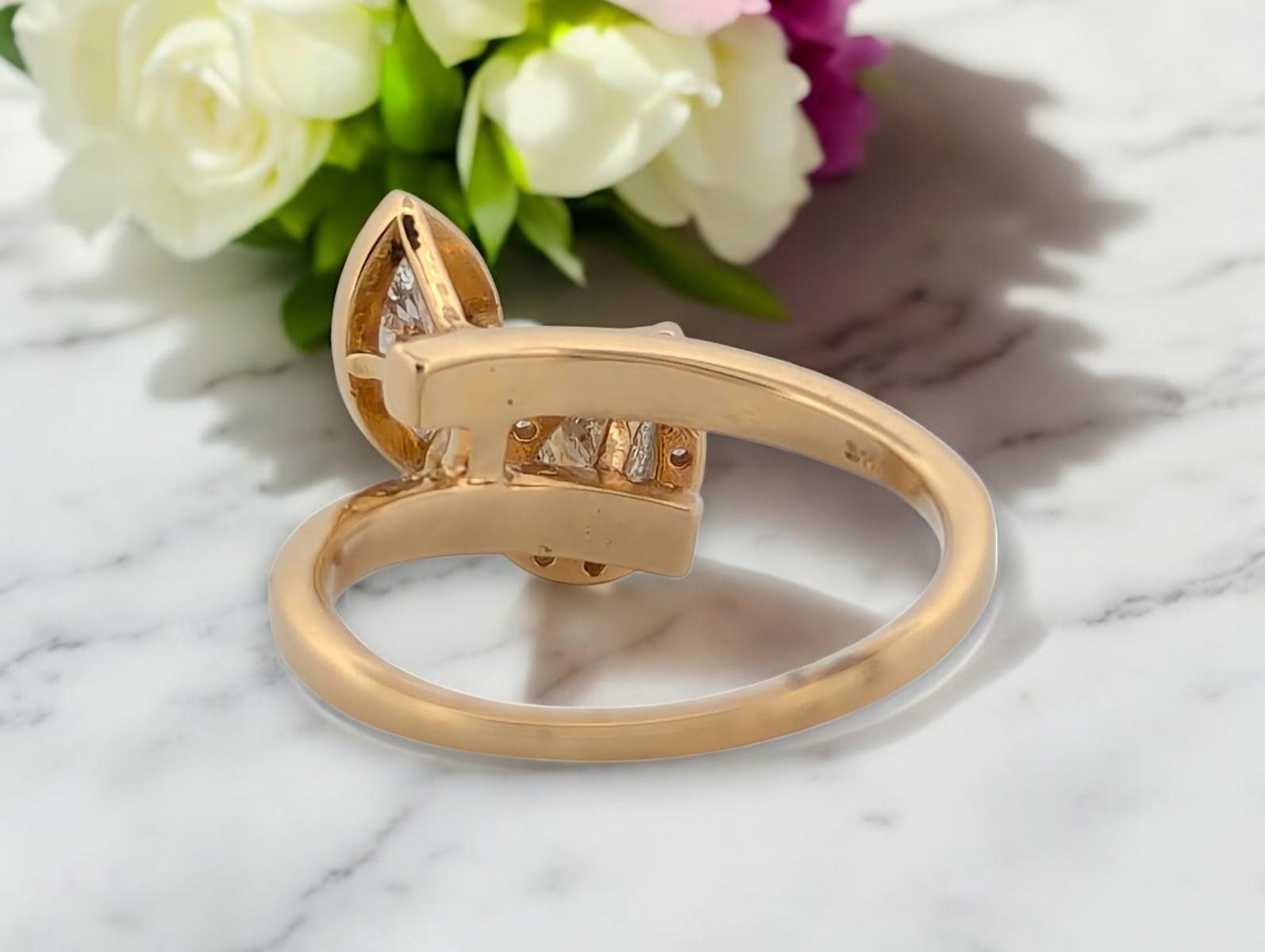 Taille ovale Stéphanie  Elegance bague en or jaune 14k avec diamants .71 CTW, taille 9 en vente