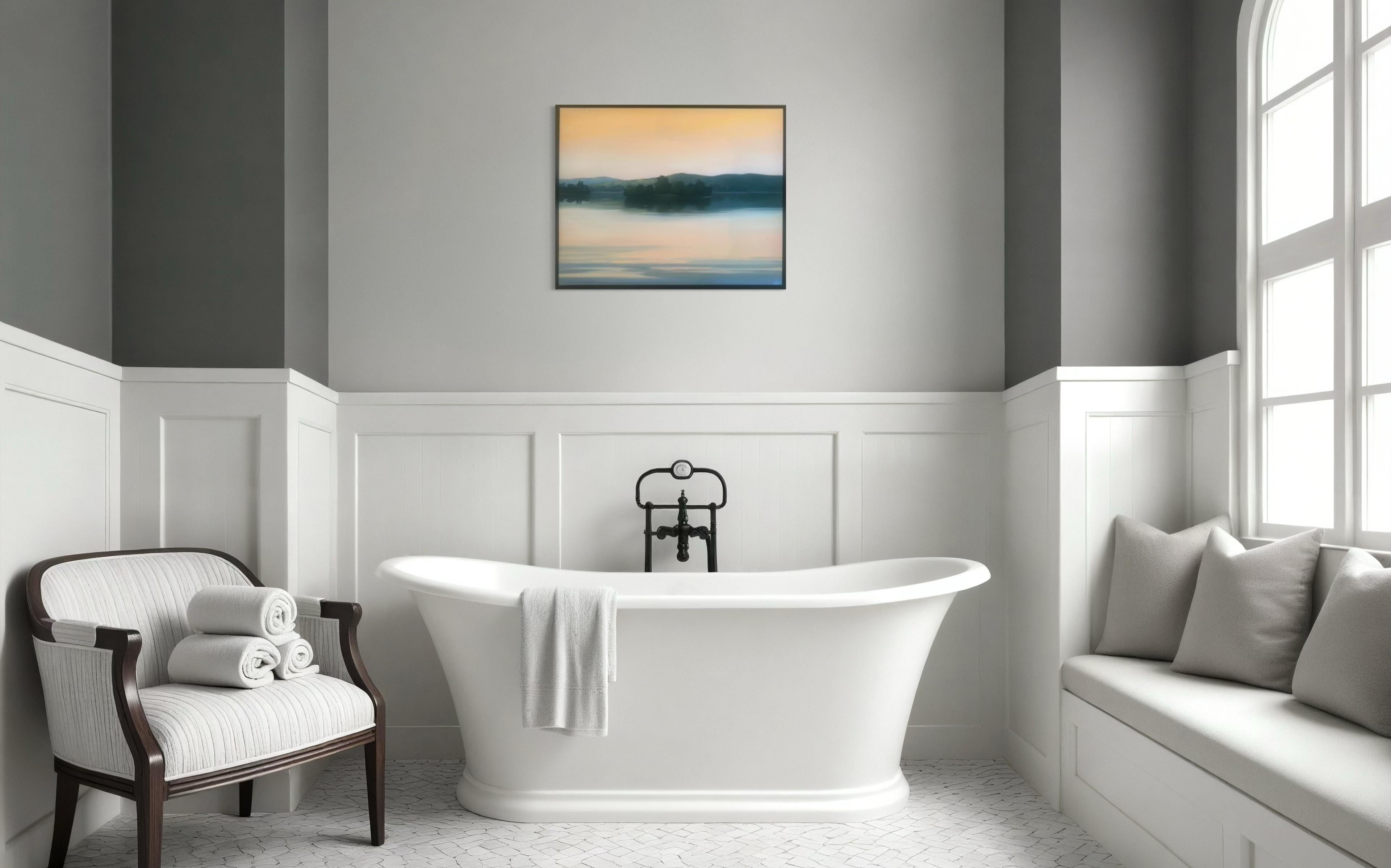 Dieses heitere Ölgemälde von Stephanie Johnson mit dem Titel Dawning Water fängt die ruhige Stille eines Sees im ersten Licht ein. Ein sanfter, goldener Himmel erhellt die Landschaft, während ferne Hügel und eine von Bäumen gesäumte Küstenlinie am