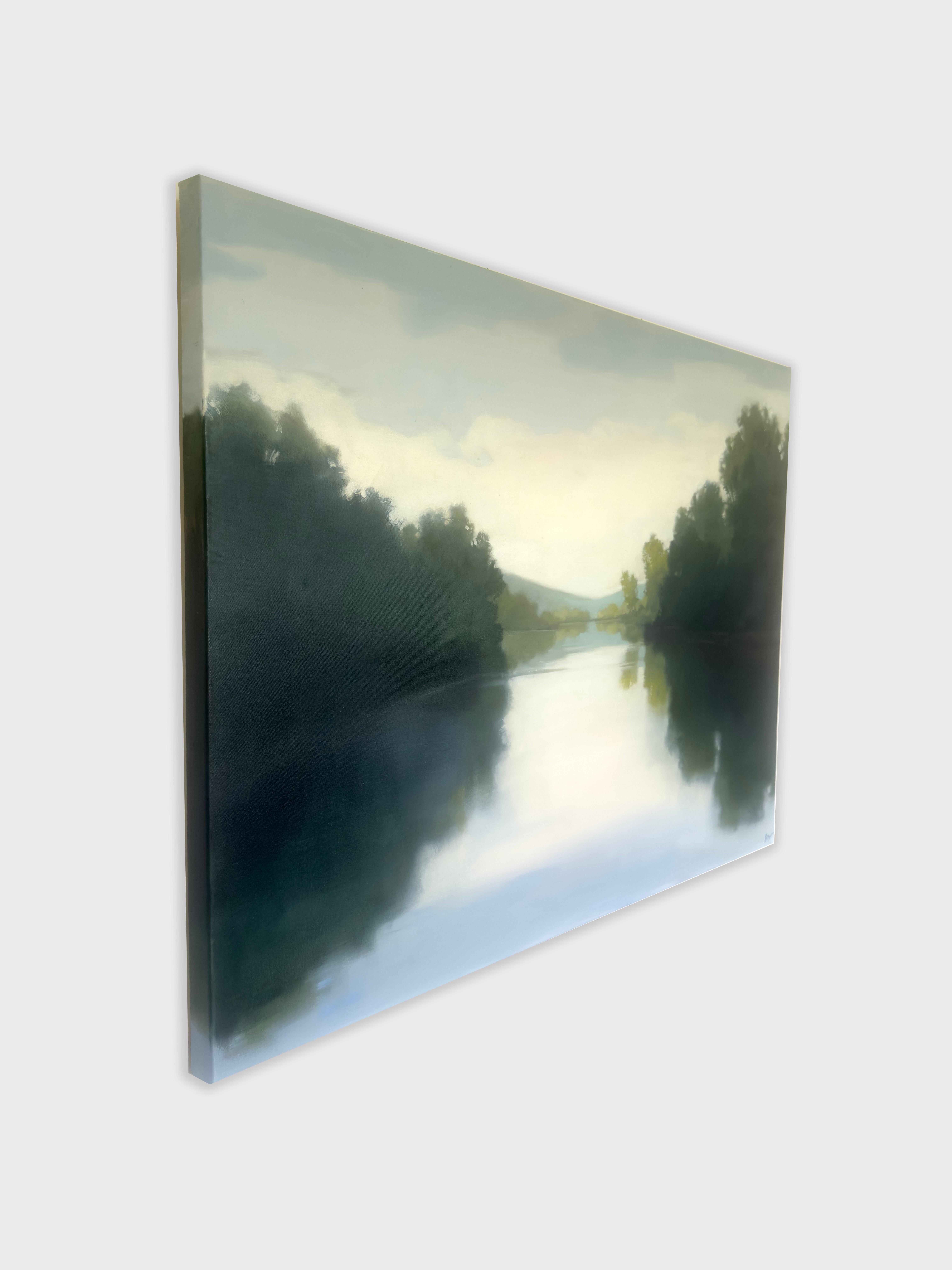 Dieses ruhige Ölgemälde von Stephanie Johnson mit dem Titel Touching Water ist eine meditative Darstellung der Stille in der Natur. Die Komposition führt den Betrachter einen spiegelglatten, von Bäumen gesäumten Fluss hinunter, in dem die sanften
