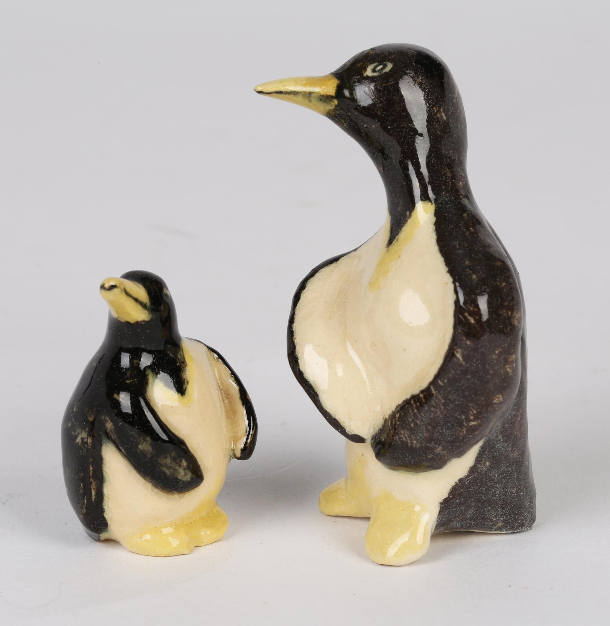 Anglais Deux petites figurines de Pingouin de Stephanie Kalan Studio Pottery en vente