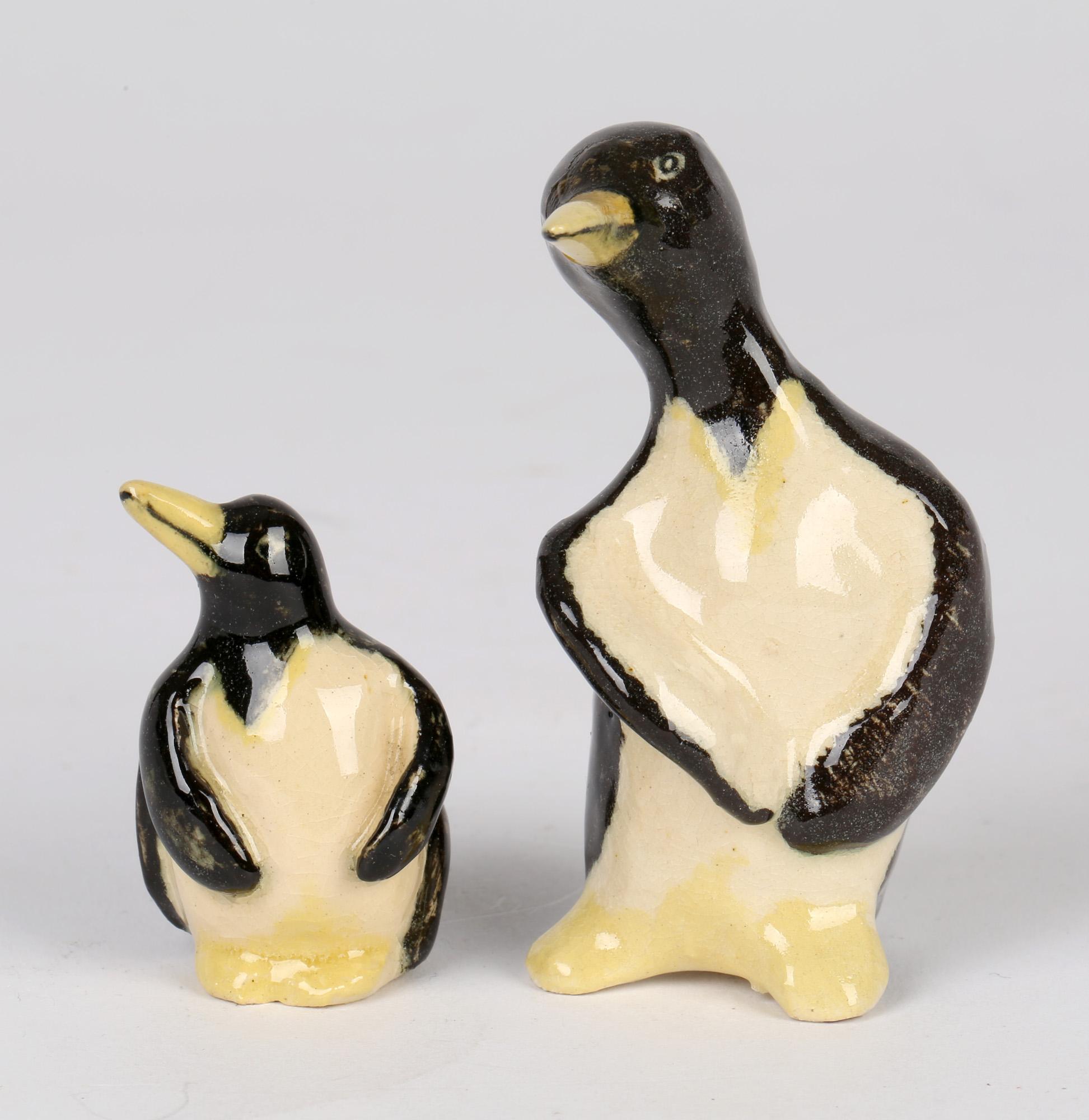 Fait main Deux petites figurines de Pingouin de Stephanie Kalan Studio Pottery en vente