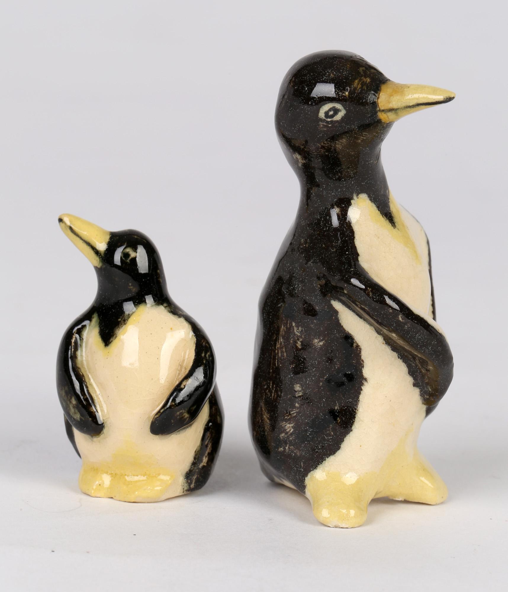 Deux petites figurines de Pingouin de Stephanie Kalan Studio Pottery en vente 1