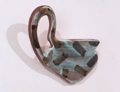 Flat Pot I, 2019, Scultura da parete in terracotta smaltata, tazza da tè piatta, terracotta