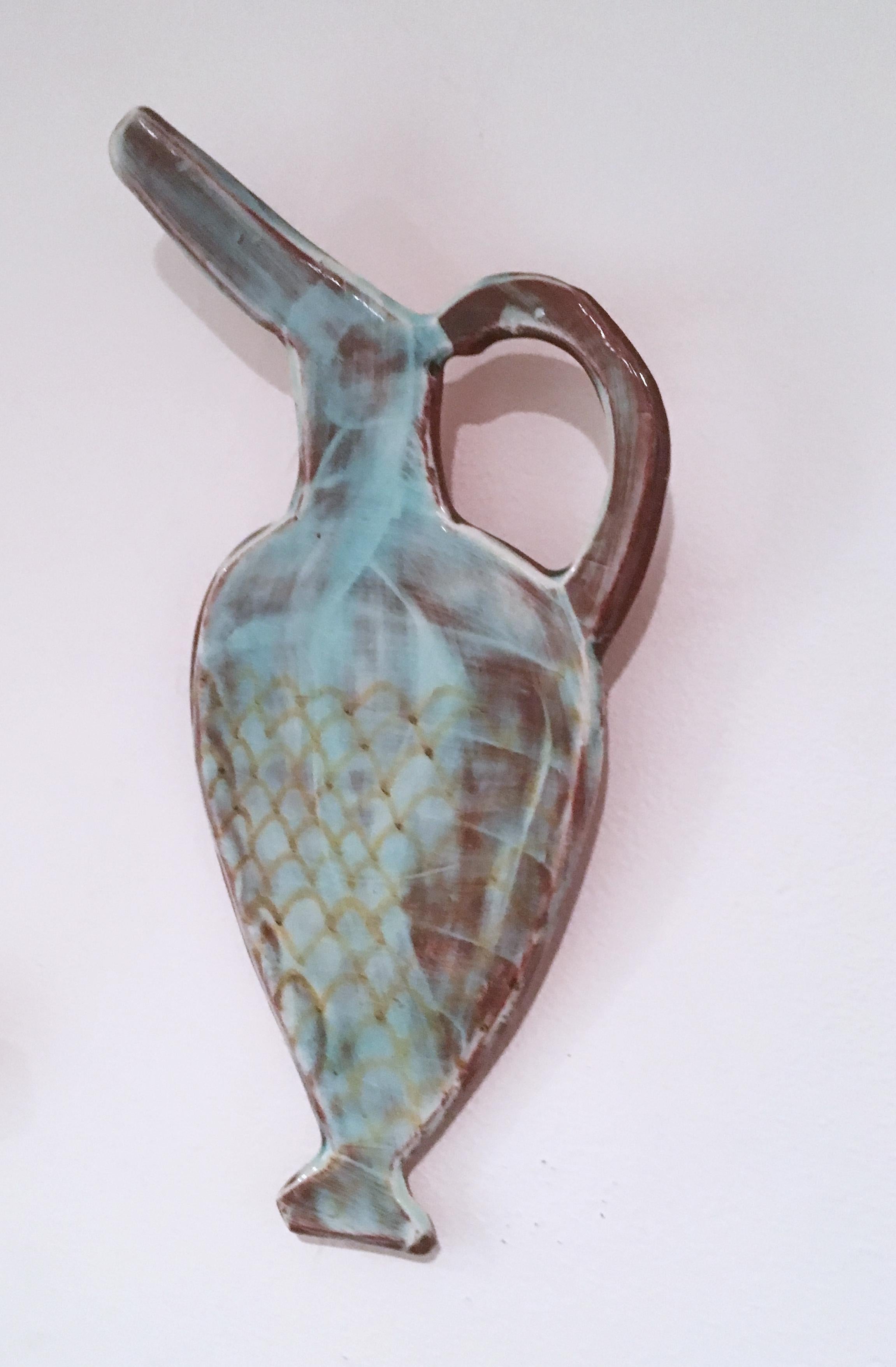 Maceta plana X, 2019, Escultura mural plana de barro vidriado pastel sobre terracota - Still-Life Sculpture Gris de Stephanie Kantor