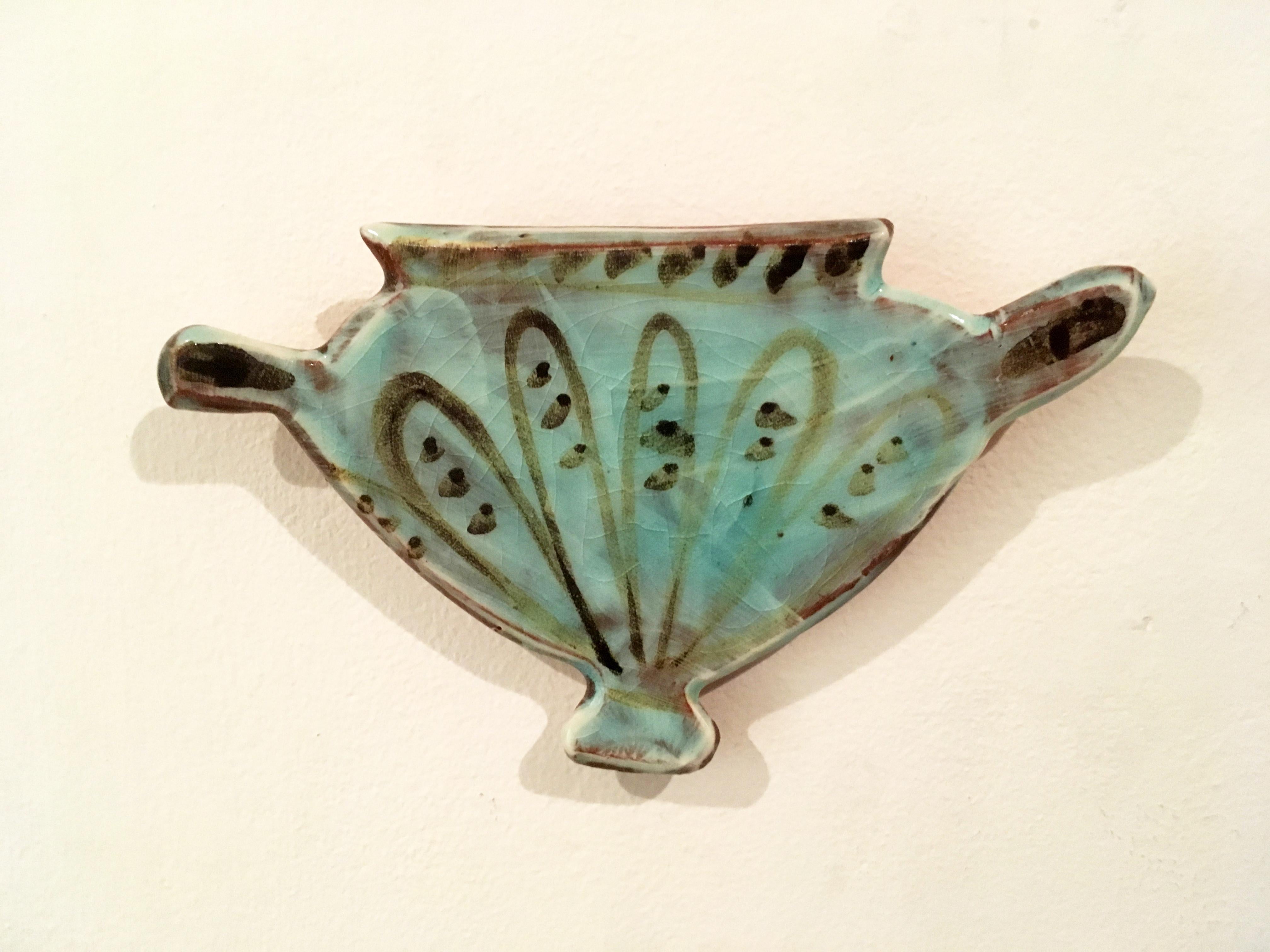 Olla Plana XVI, 2019, Escultura mural de barro vidriado, barro cocido pastel - Sculpture Contemporáneo de Stephanie Kantor
