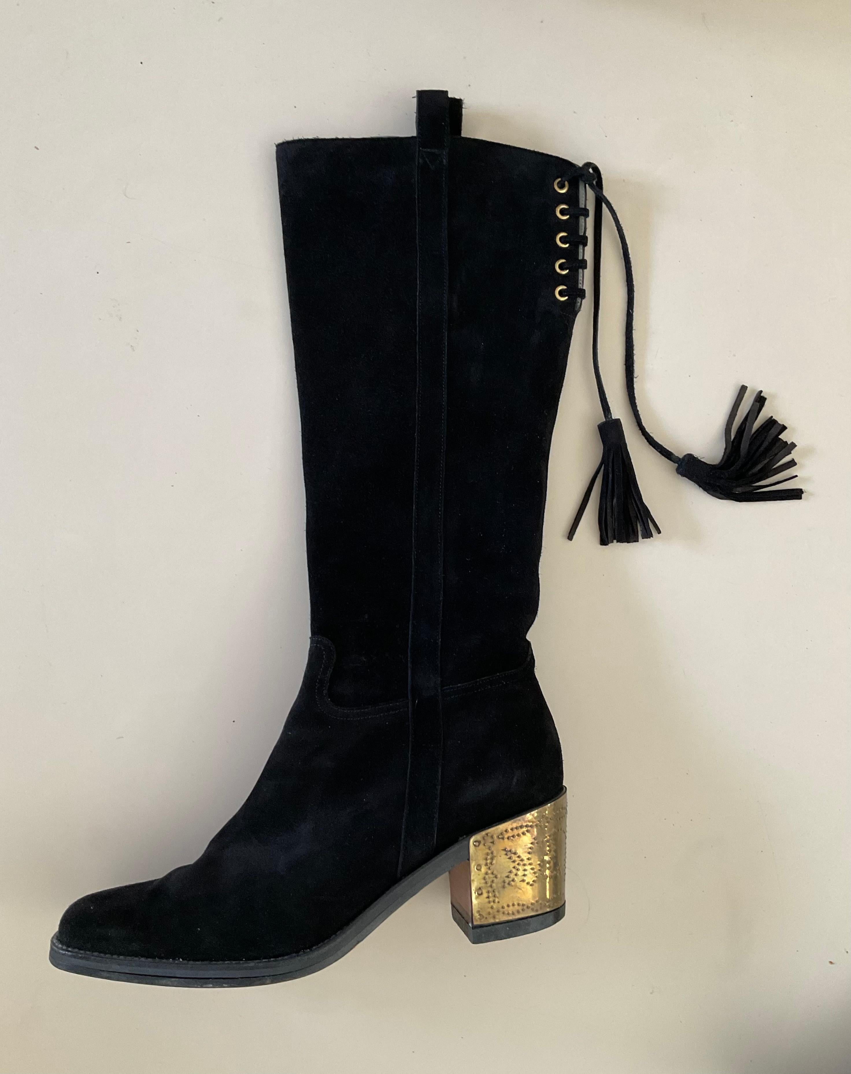 Botas vintage de ante negro Stephanie Keller Paris de los años 80, con juguetonas borlas y un característico tacón icónico. Confeccionados en ante negro, estos botines combinan materiales refinados con un toque de estilo. El detalle de la borla