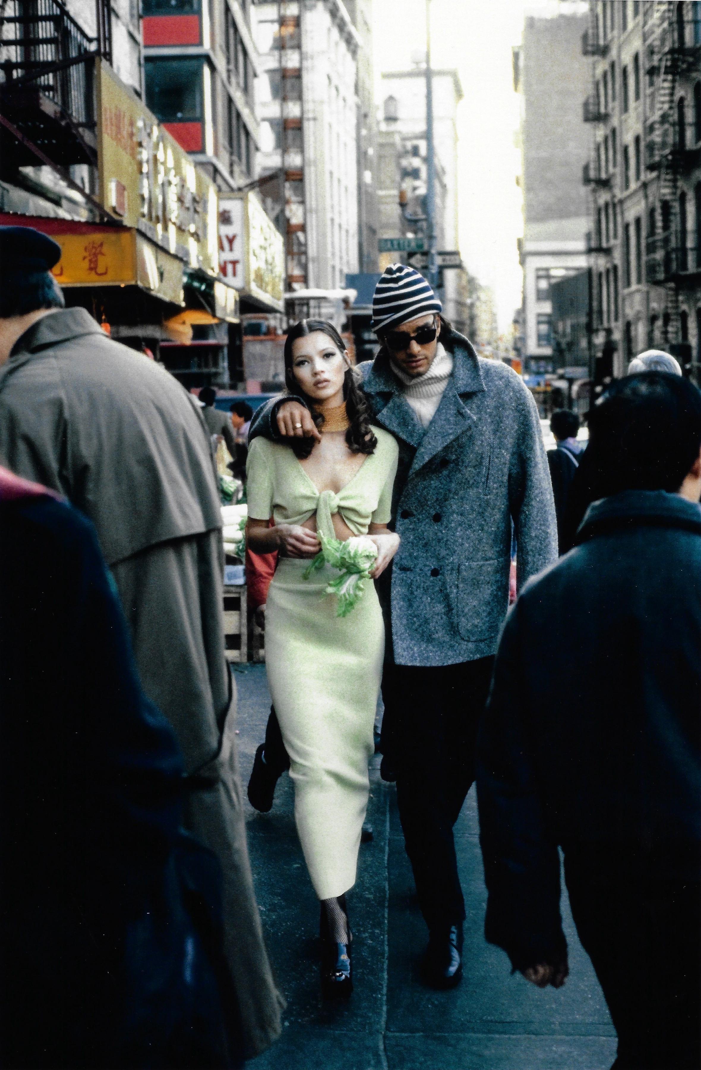 Color Photograph di Stephanie Pfriender Stylander - te Moss e Marcus Schenkenberg (Visions) Harper's Bazaar New York italiano