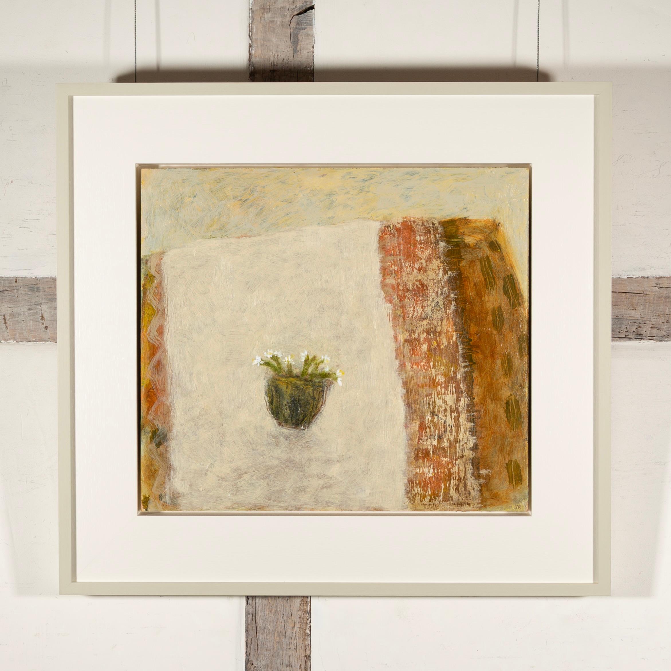 Berg Sandkraut in Yunomi - Neutrales Stillleben Ölgemälde mit Blumen + Topf – Painting von Stephanie Richards