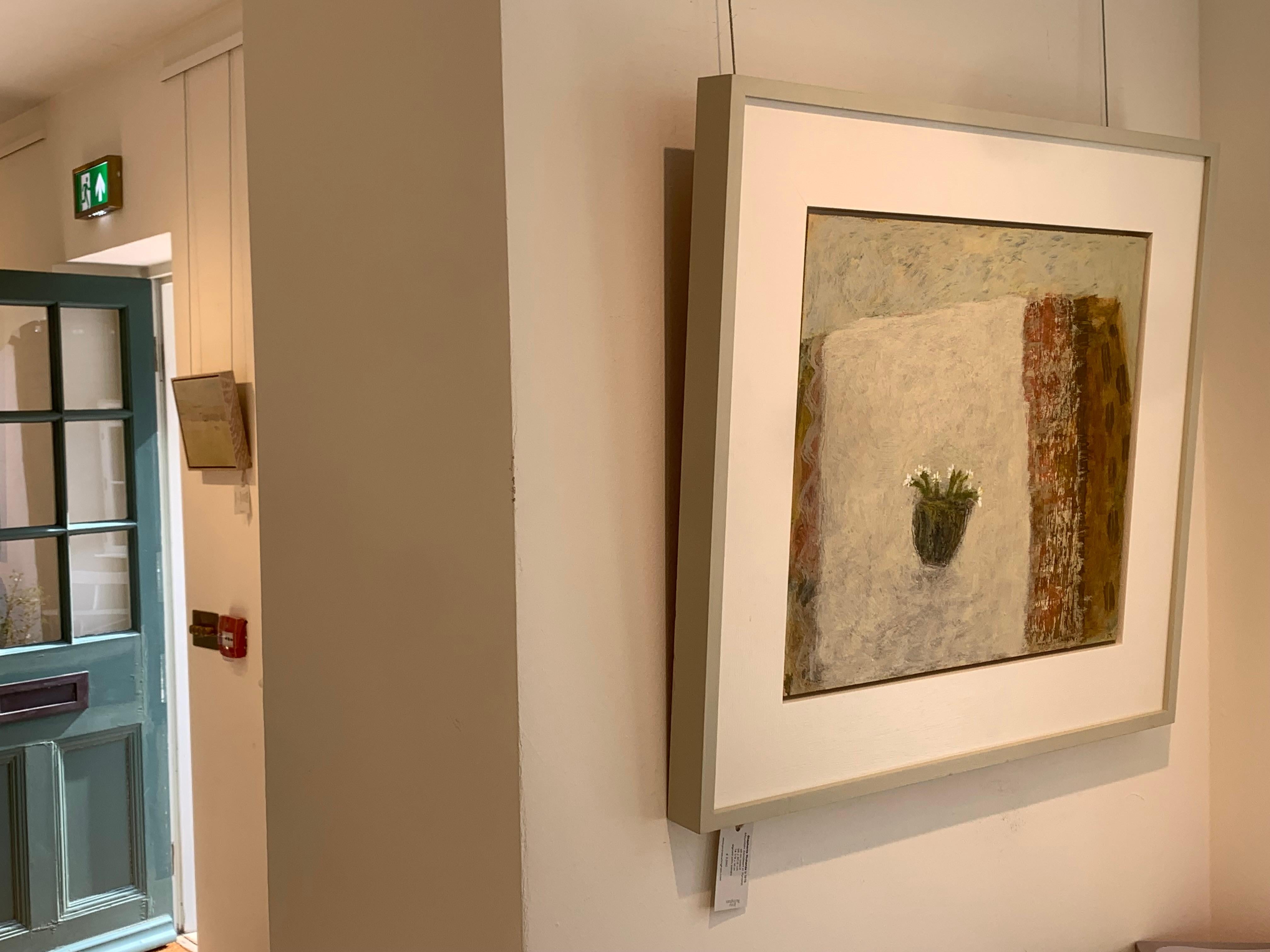 Berg Sandkraut in Yunomi - Neutrales Stillleben Ölgemälde mit Blumen + Topf (Beige), Figurative Painting, von Stephanie Richards