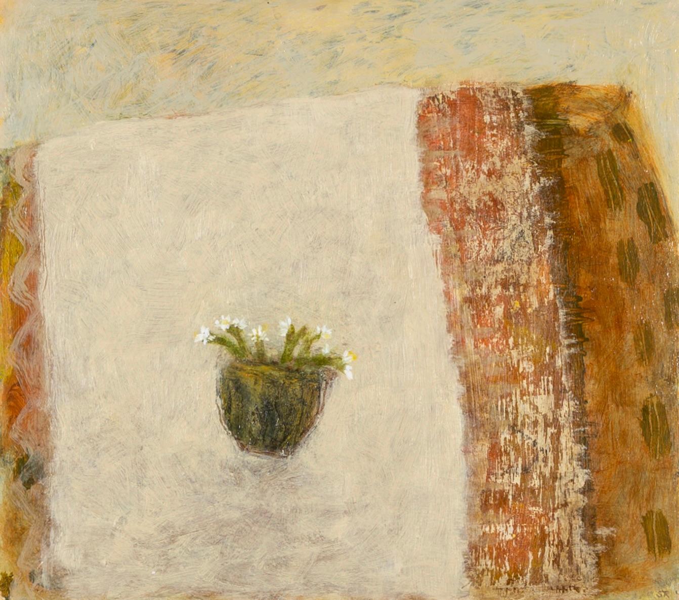 Stephanie Richards Figurative Painting – Berg Sandkraut in Yunomi - Neutrales Stillleben Ölgemälde mit Blumen + Topf