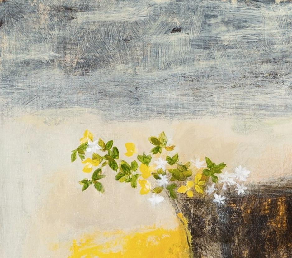 Winter Jasmine in Bernard Leach Krug, 2024 – Stillleben-Blumen-Ölgemälde, Stillleben (Beige), Figurative Painting, von Stephanie Richards
