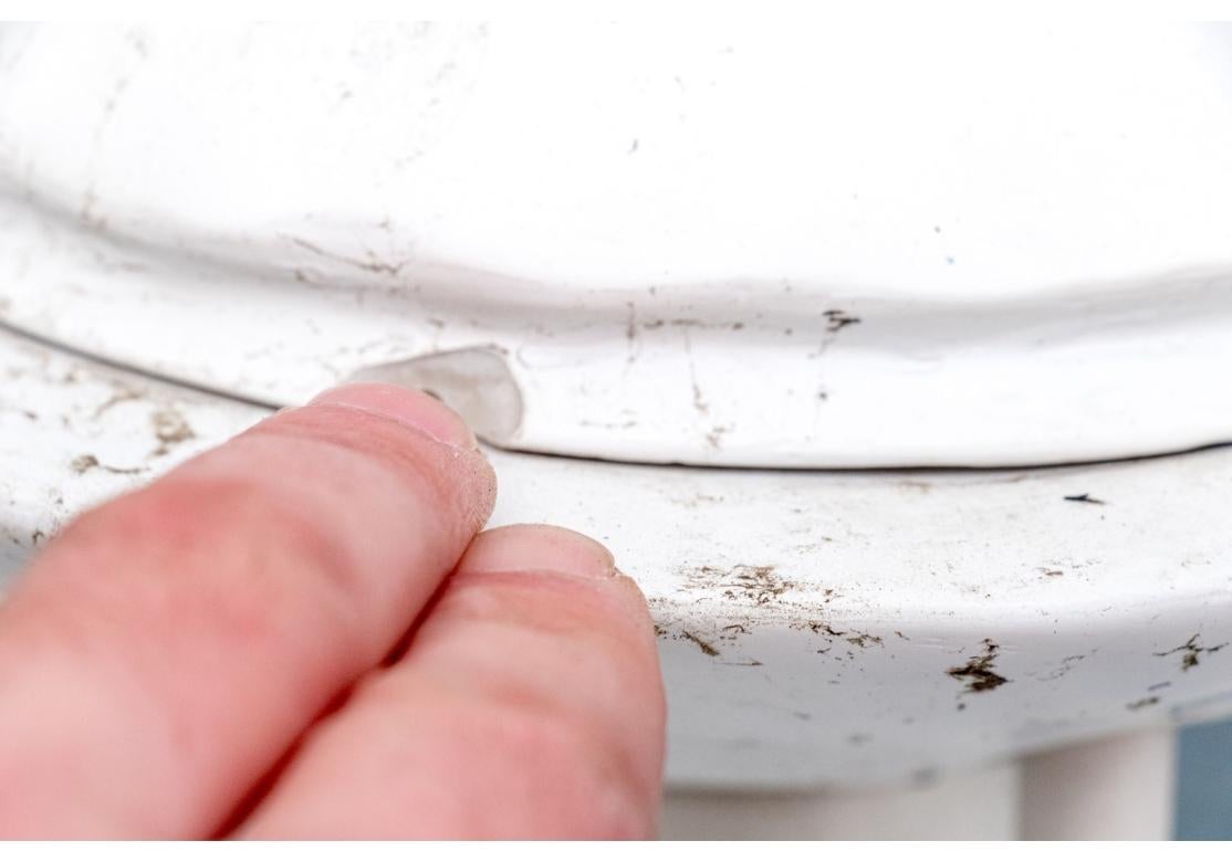 Stephen Antonson è un artista noto per i suoi caratteristici lampadari in gesso scolpiti a mano, che si distinguono per la loro consistenza bianca e gessosa e per le loro eleganti forme scultoree, spesso su larga scala. Ogni pezzo viene realizzato a