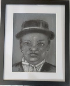 Mädchen mit Schweinskopfmütze. Schwarz-weißes kleines Kopfporträt.