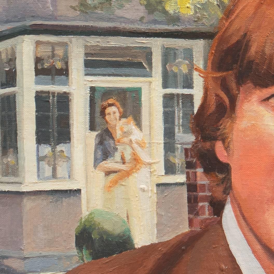 Un ritratto affascinante e fresco del musicista e compositore davanti a Mendips, la casa in cui è stato cresciuto dalla sorella di sua madre, Mimi, con la zia in piedi dietro di lui che tiene in braccio il suo grande gatto bianco e rosso, Timmy, con