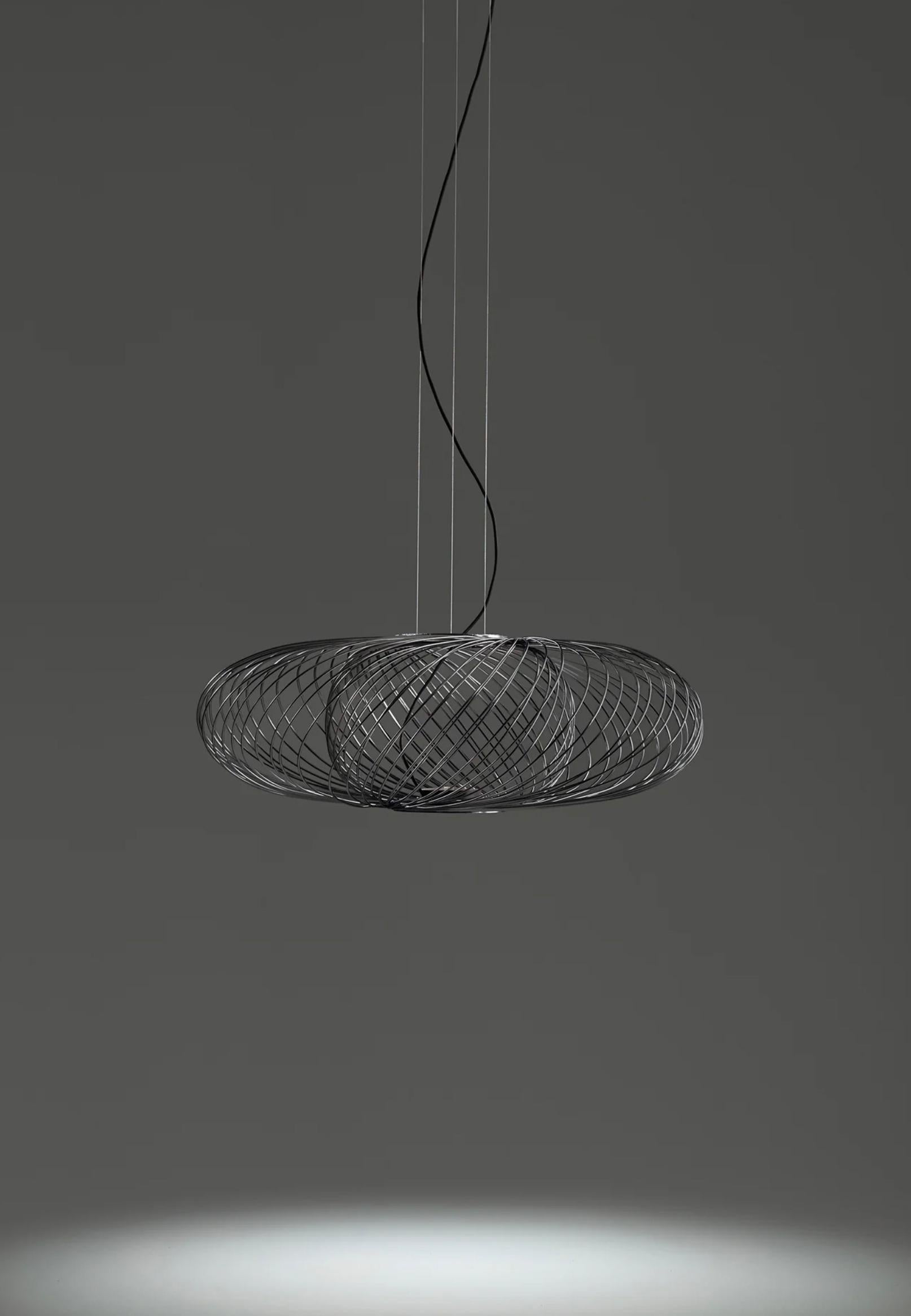 Stephen Burks Anwar T 30 Graphit Mate Hängeleuchte für Parachilna 

Jede Struktur besteht aus fast 100 einzeln geschweißten Stahlstäben. Es ist eine handwerkliche Lampe, die an traditionelle Weidenkörbe erinnert. Verschiedene Formen und Ausführungen