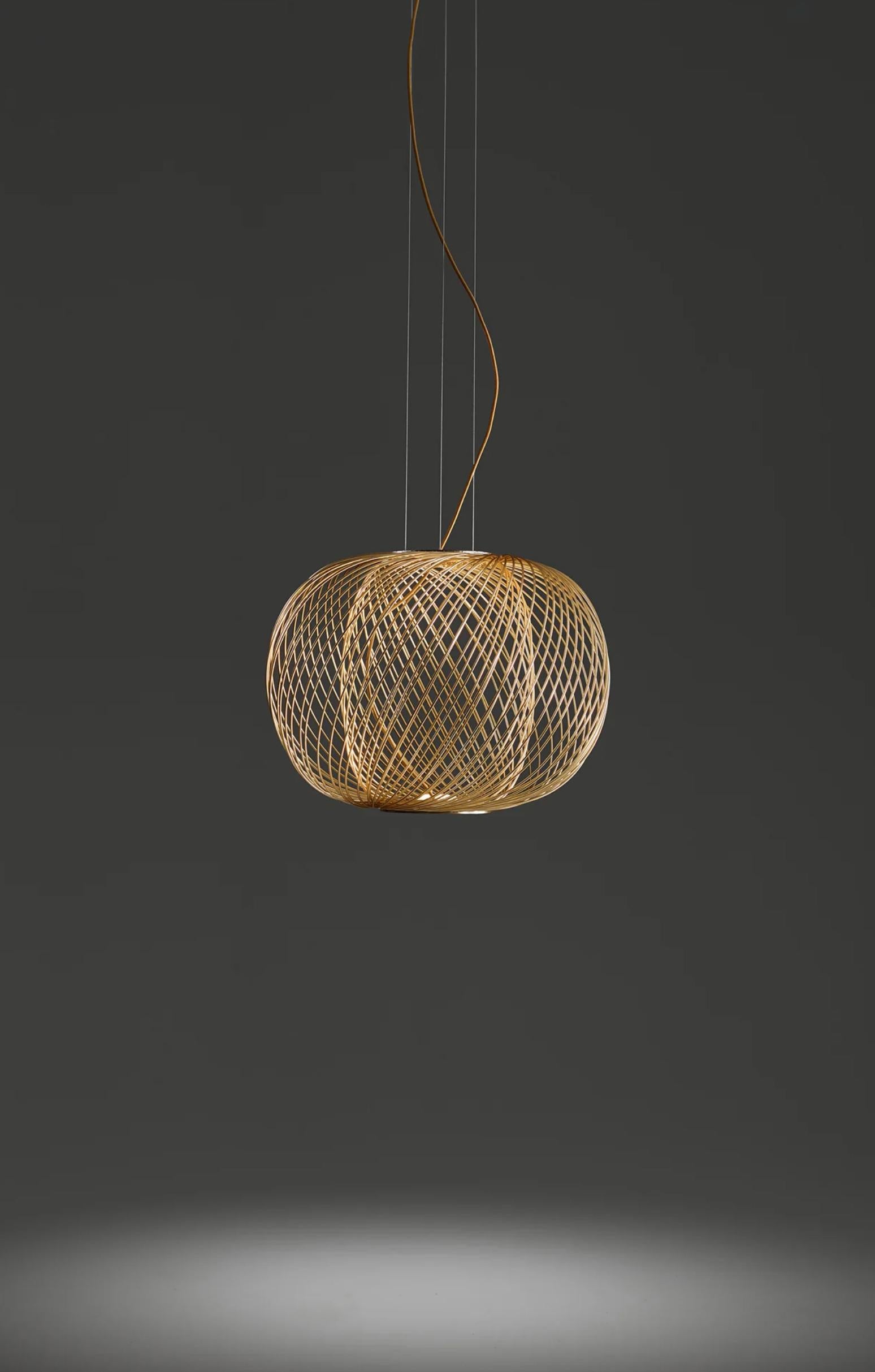 Stephen Burks Anwar T 45 Golden Matte Pendelleuchte für Parachilna  

Jede Struktur besteht aus fast 100 einzeln geschweißten Stahlstäben. Es ist eine handwerkliche Lampe, die an traditionelle Weidenkörbe erinnert. Verschiedene Formen und