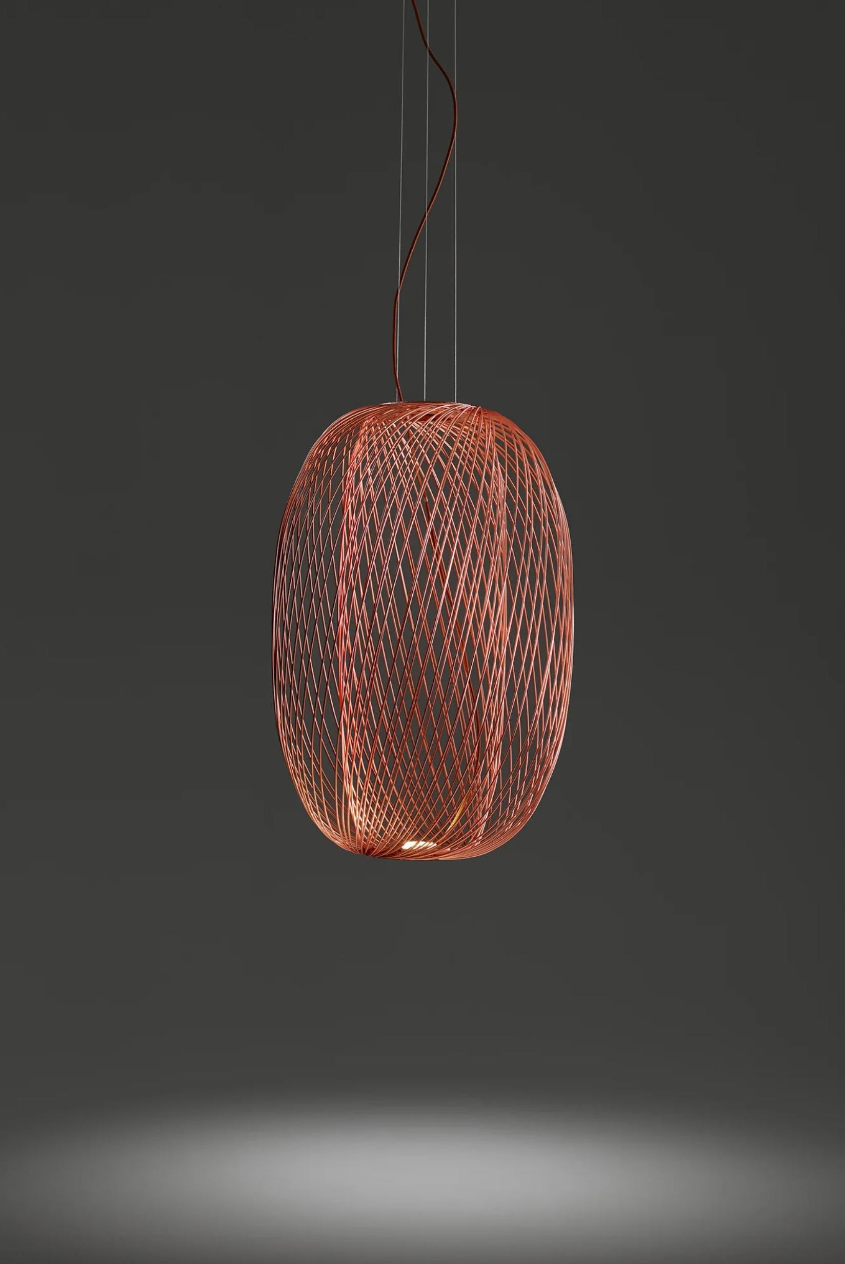 Stephen Burks Anwar T 90 lampada a sospensione in rame per Parachilna 

Ogni struttura è composta da circa 100 barre d'acciaio saldate una ad una. È una lampada artigianale che ricorda i tradizionali cesti di vimini. Can può combinare diverse forme