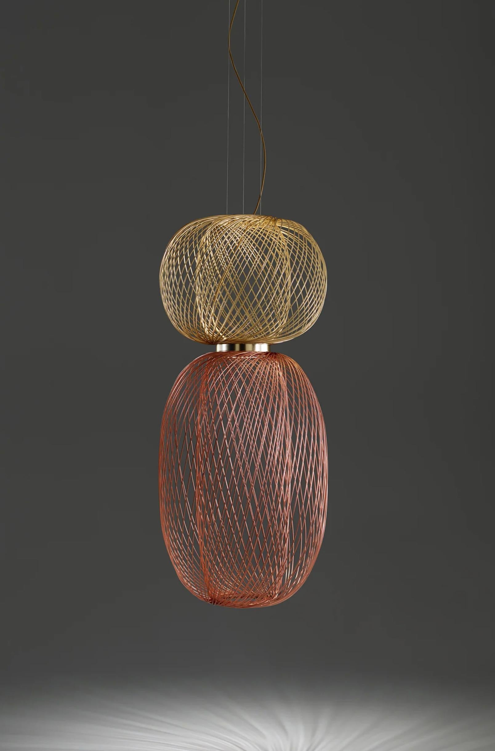 Stephen Burks Anwar T Combi. Top 45 Golden Maten / Bottom 90 Copper Lampada a sospensione per Parachilna 

Ogni struttura è composta da circa 100 barre d'acciaio saldate una ad una. È una lampada artigianale che ricorda i tradizionali cesti di