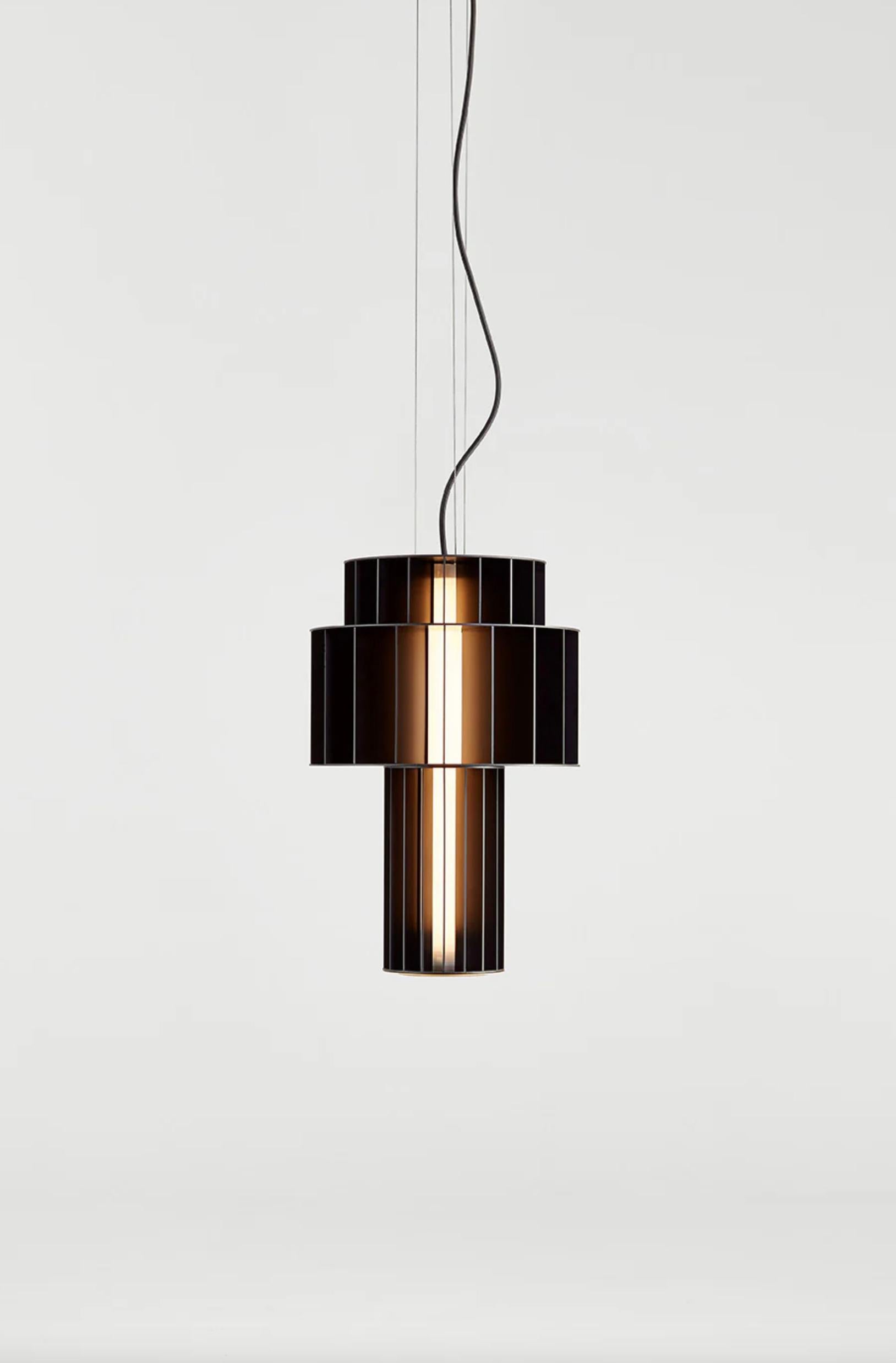 Stephen Burks Babel T PE Nero Lampada a Sospensione Per Parachilna

Lampada sospesa costruita utilizzando strutture in alluminio di diverse altezze e diametri. Le strutture e i colori possono essere combinati in modo casuale creando figure simili a