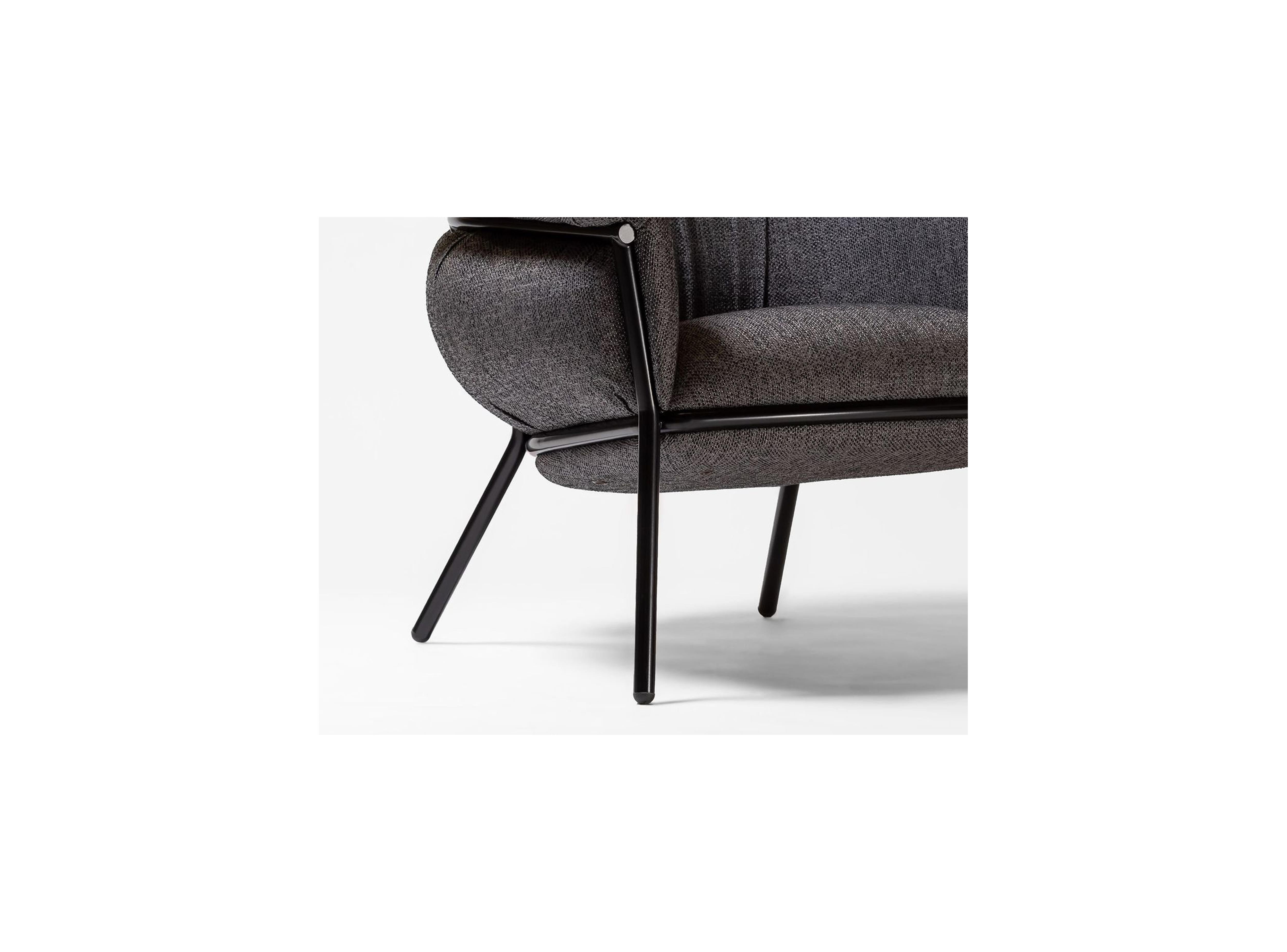 Espagnol Stephen Burks fauteuil Grasso contemporain en tissu noir trou de serrure en vente