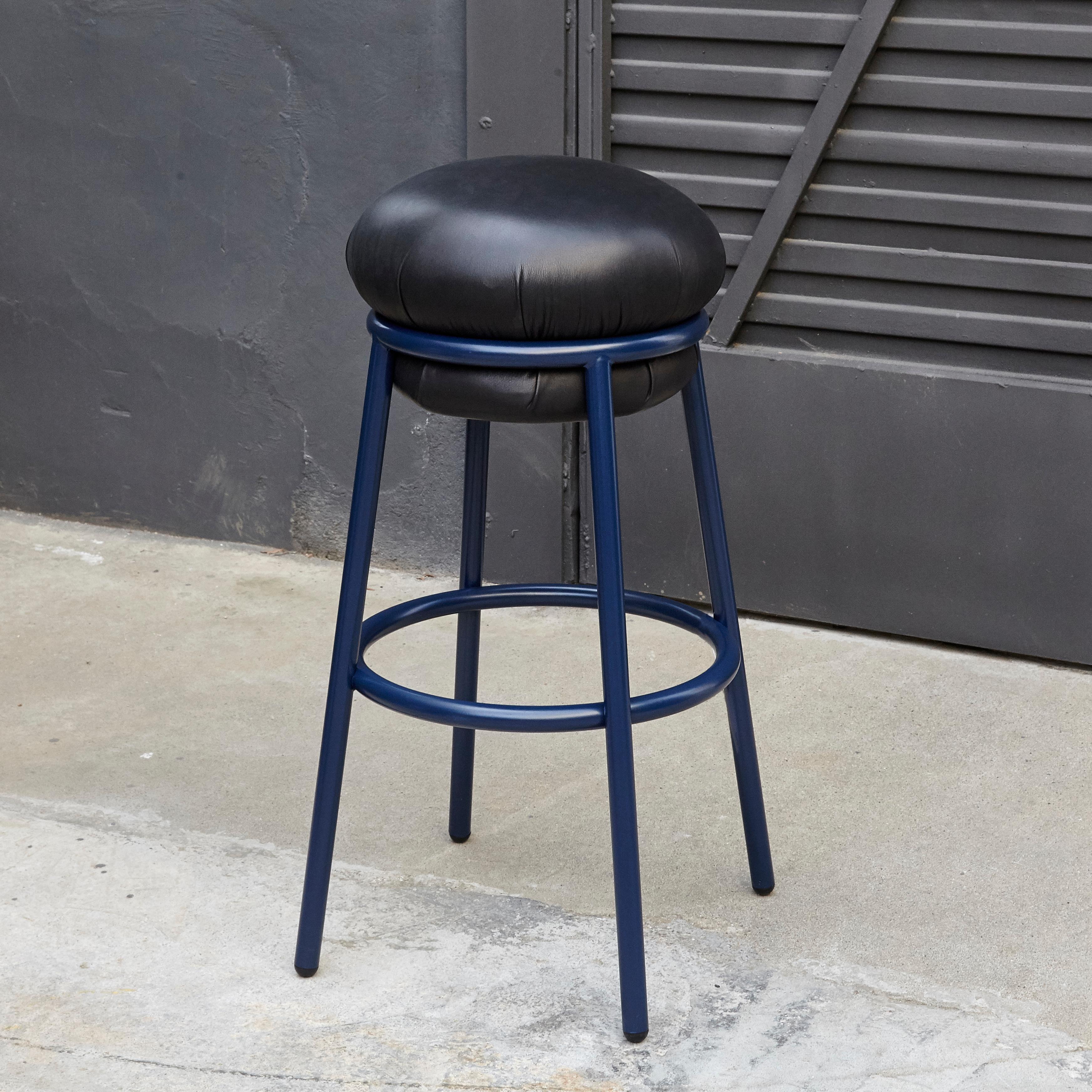 Tabouret conçu par Stephens.

Fauteuil structuré en tube de fer bleu (25mm). Assise recouverte de cuir bleu avec structure bleue.

La sellerie en cuir s'étale sur la structure en fer nue. 

Dimensions : Ø 36 x H 80 cm

Année : 2018.

En bon état,