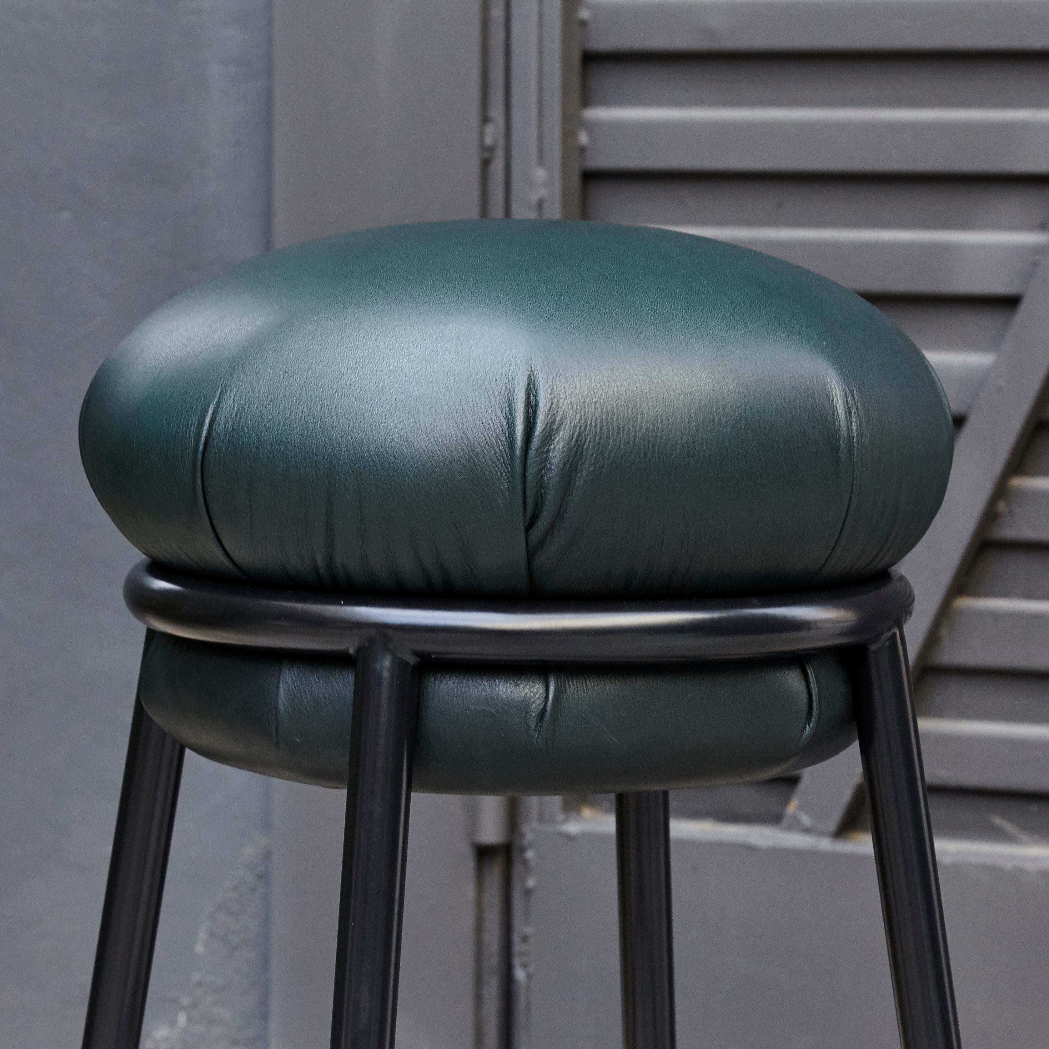 Laqué Tabouret en cuir vert Grasso de Stephen Burks, métal laqué noir ENVOS en vente
