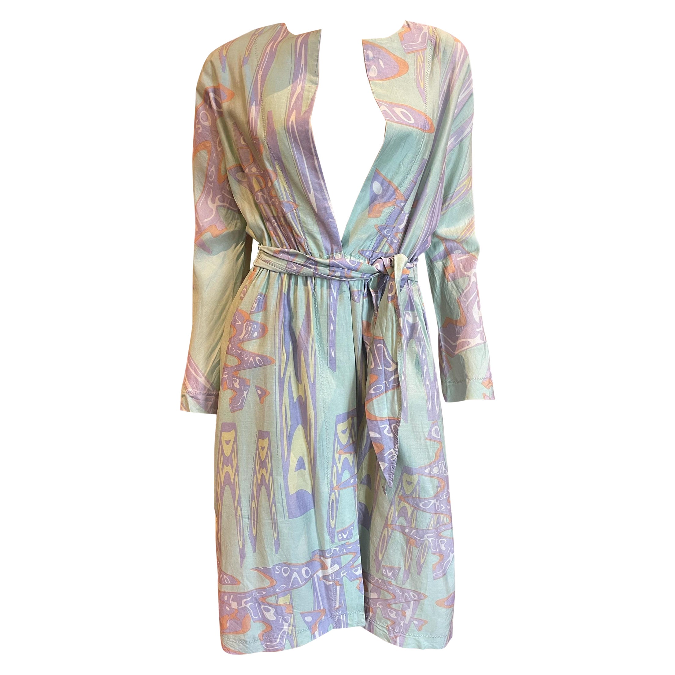 Stephen Burrows Vestido envolvente de seda de manga larga con estampado abstracto en tonos pastel y cinturón en venta