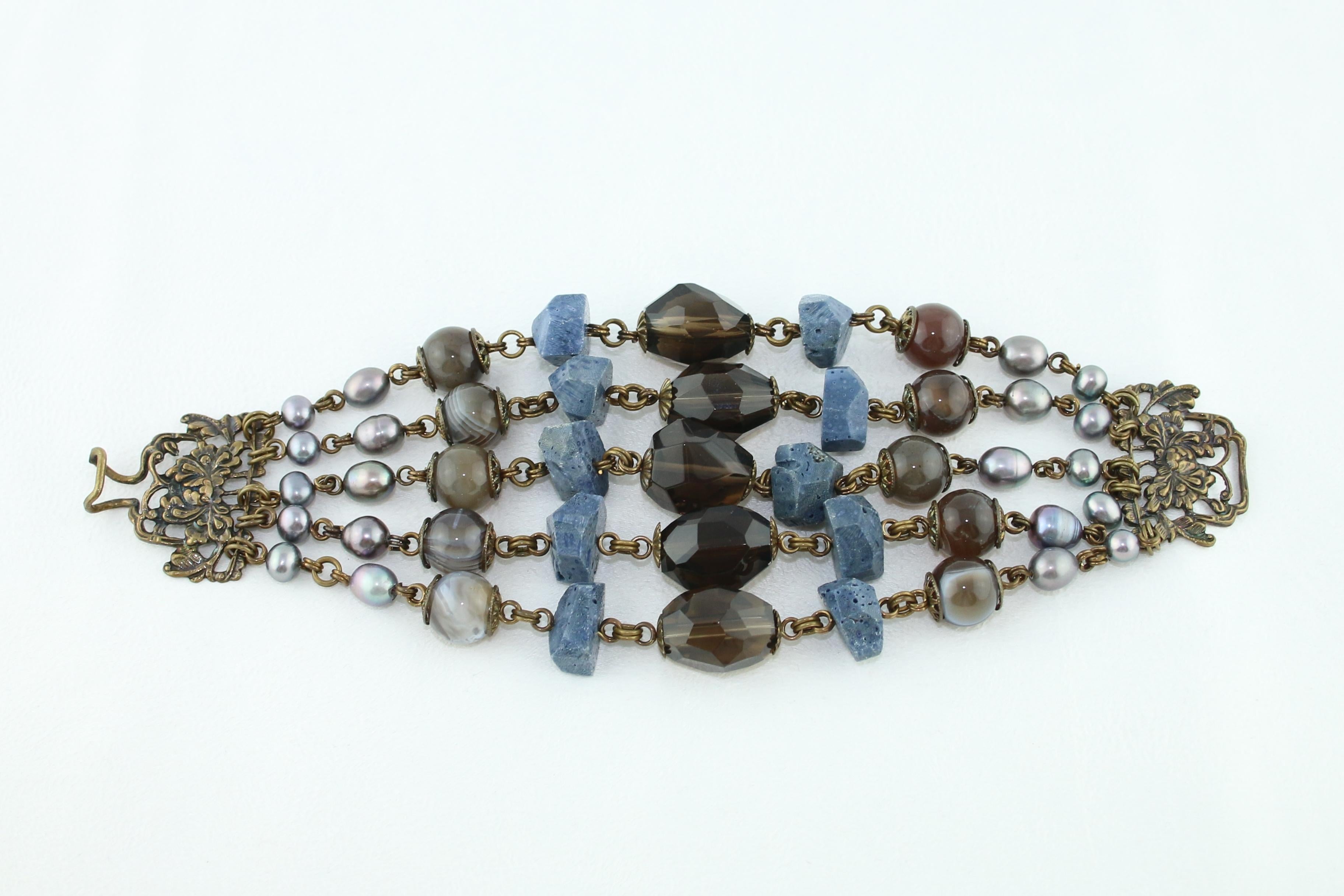 Stephen Dweck - Bracelet en laiton multi-gemmes
Le bracelet est en laiton
Composé de perles, de quartz fumé, d'agate et de corail bleu.
Le bracelet mesure 8