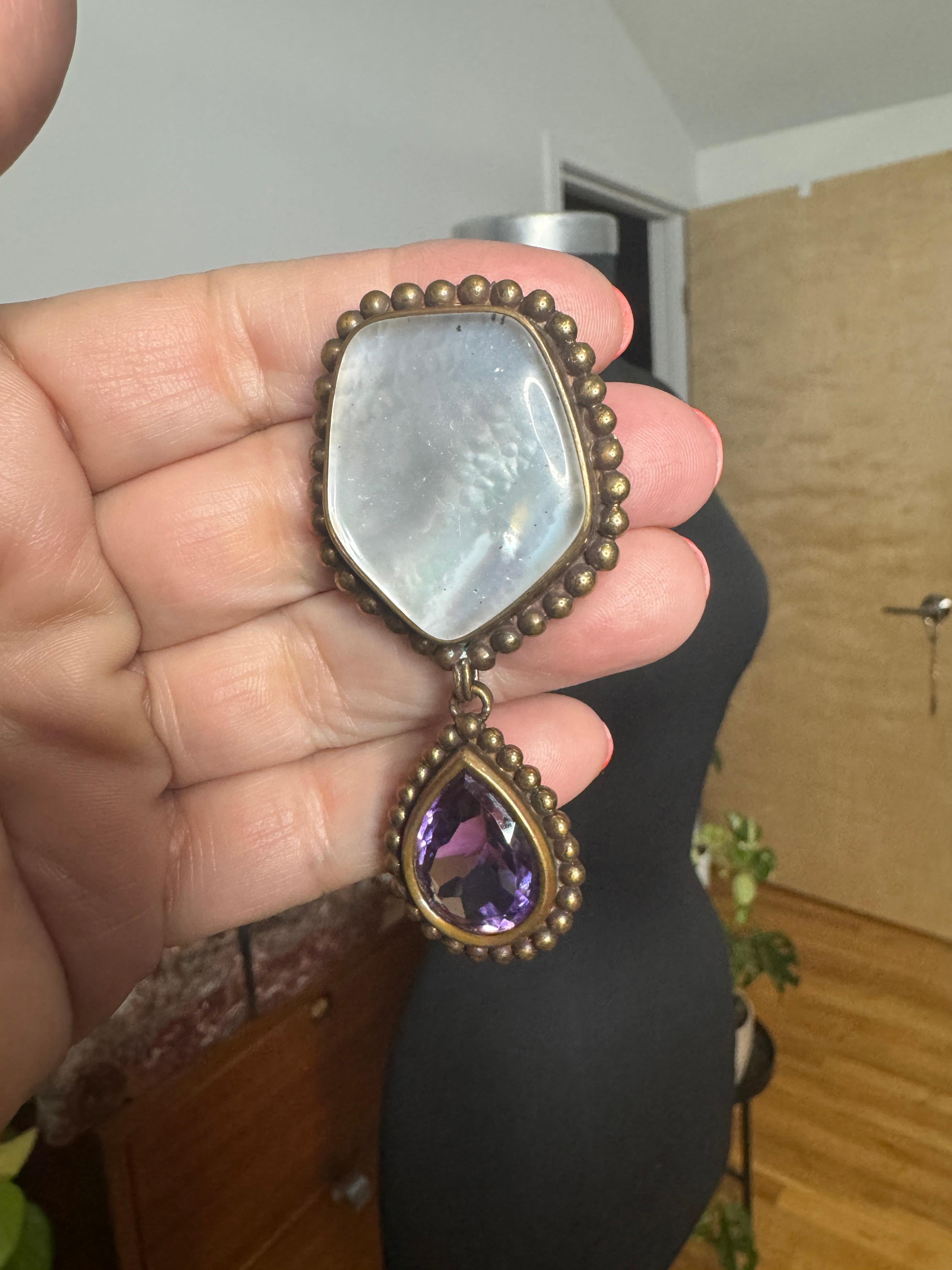 Stephen Dweck Broche en bronze, améthyste et nacre, neuve, jamais portée, années 1980 en vente 5