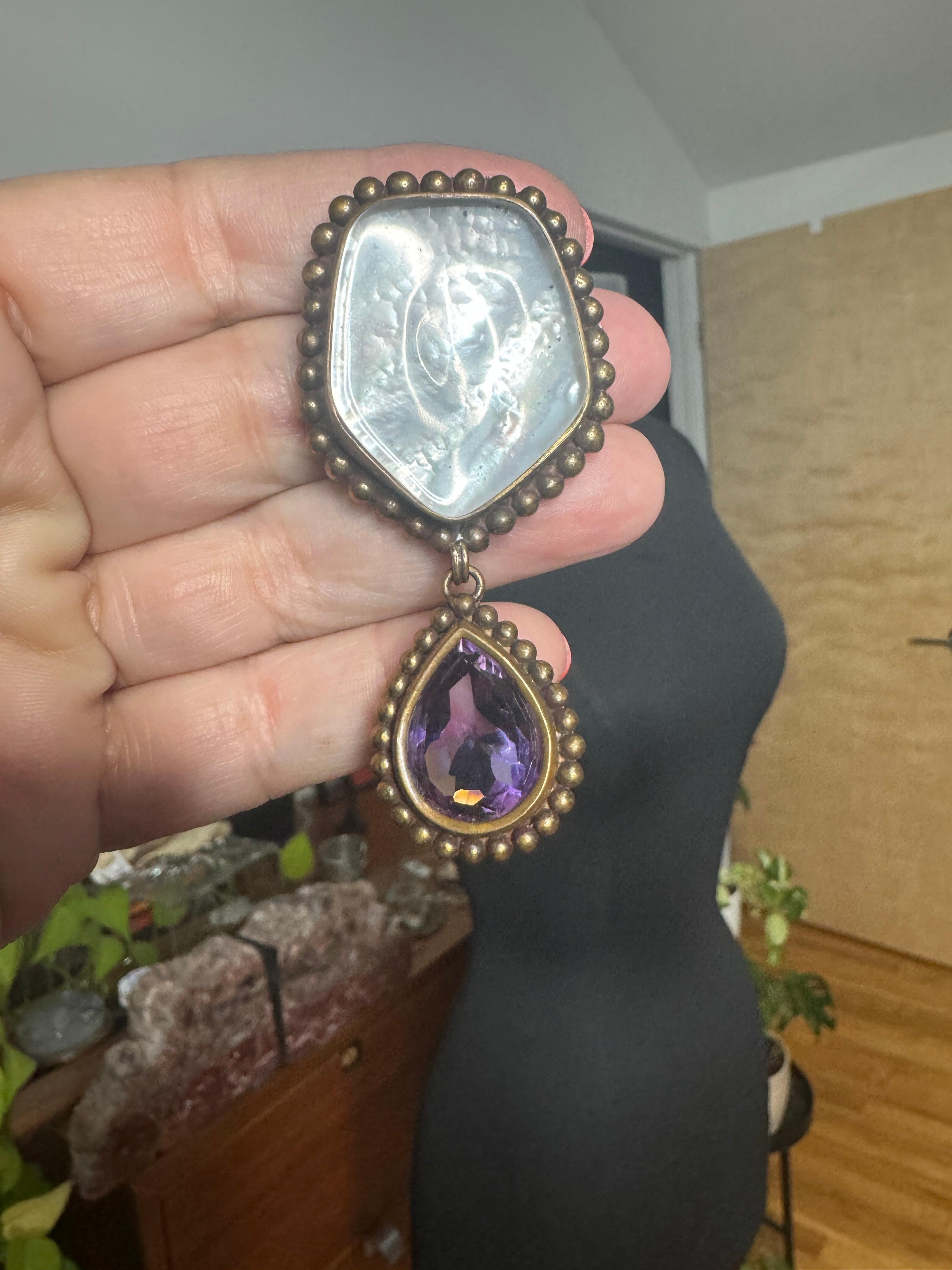 Stephen Dweck Broche en bronze, améthyste et nacre, neuve, jamais portée, années 1980 en vente 3