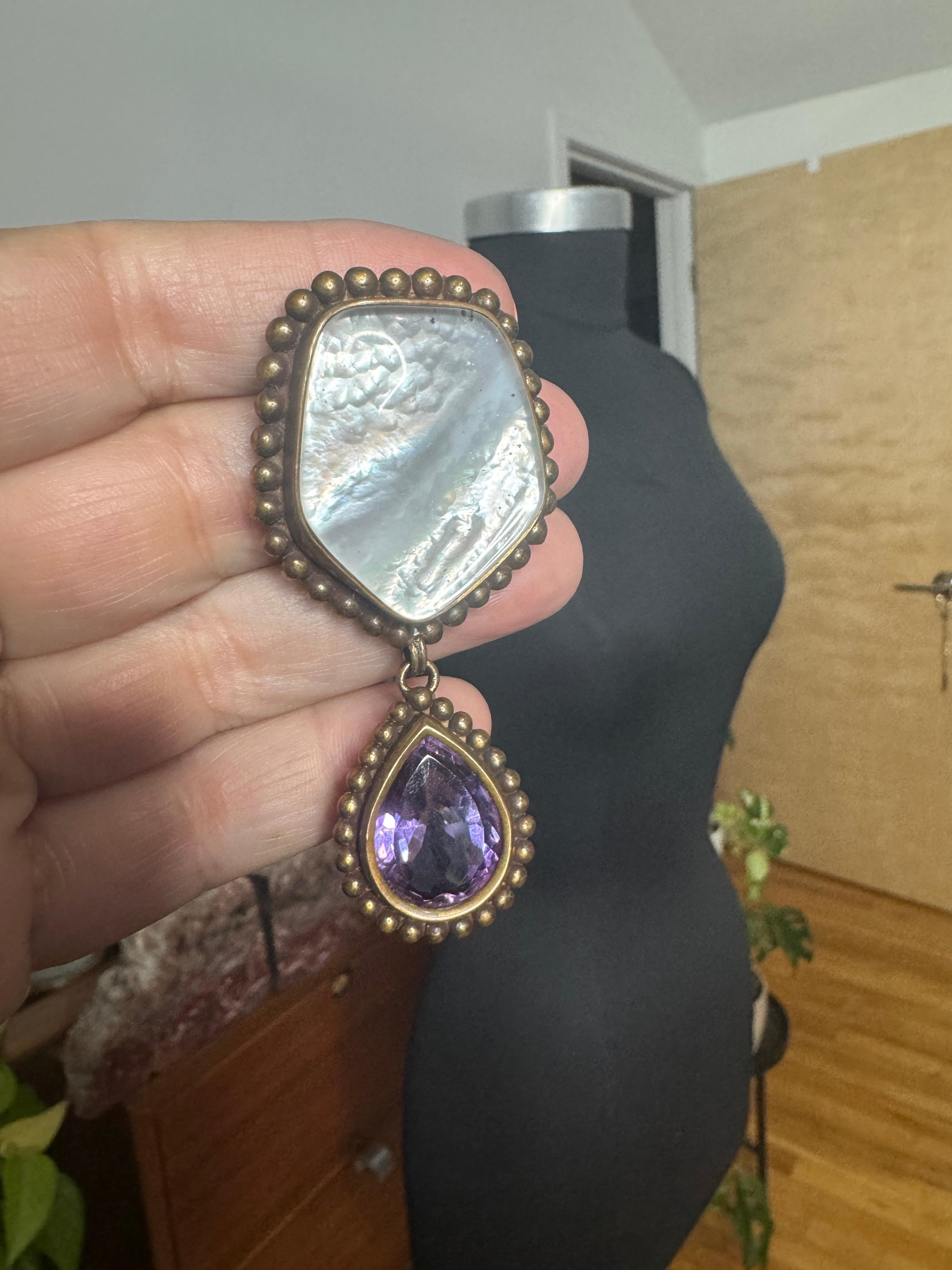 Stephen Dweck Broche en bronze, améthyste et nacre, neuve, jamais portée, années 1980 en vente 4